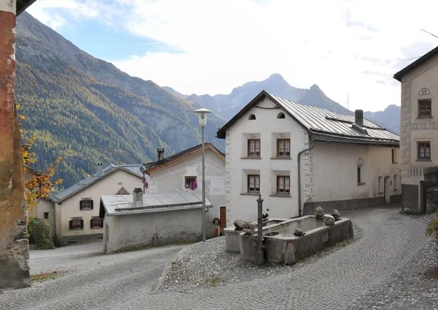 Crear in Comunanza: Een Gemeenschapsproject in een Zwitsers Bergdorp