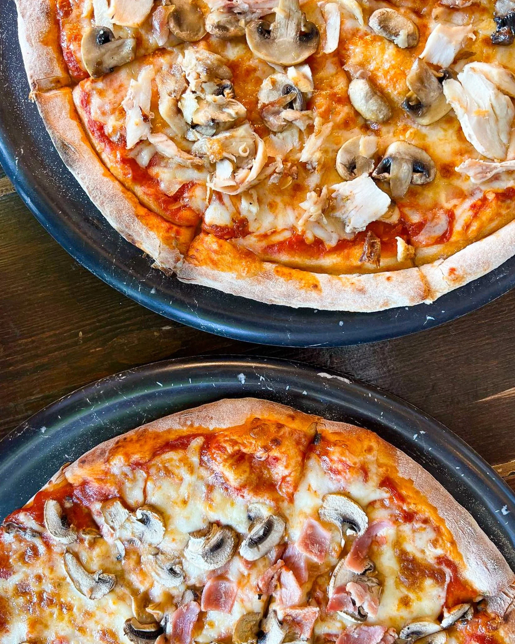 Cocktail (or two 😉) in hand, sourdough pizza &amp; garlic butter prawns on the table&hellip; Saturday vibes are flowing. 🦐🍕🍹✨