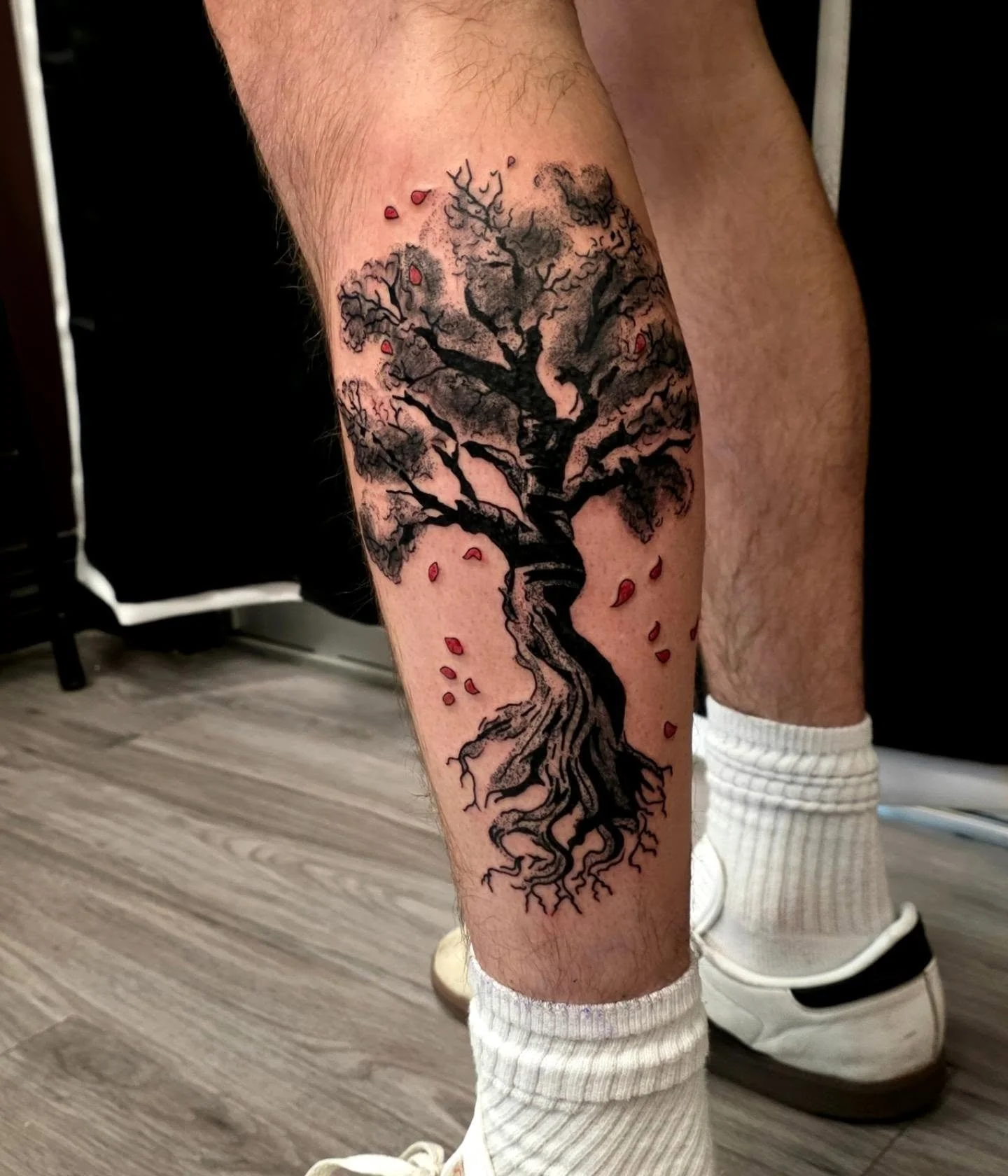 Cherry blossom tree 🌸🌸🌸

#worcesterma #worcestertattoos #cherryblossomtattoo #blackworktattoos #stippleshading