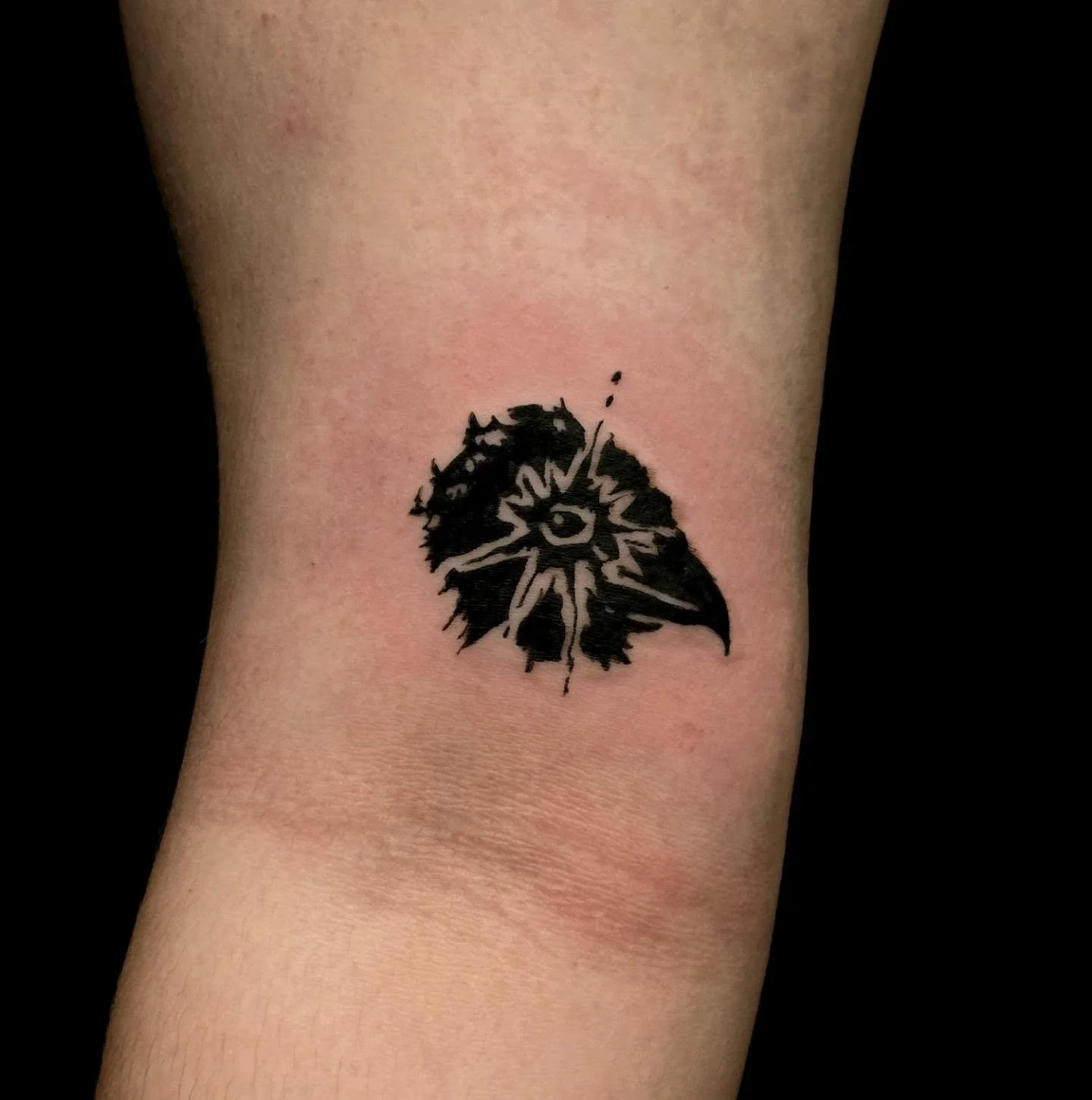 a fun little gothic raven flash tattoo today!!!! i did 3 halloween flash and this raven, it was a great day of tattooing!!

#worcesterma #worcestertattooartist #gothictattoosofworcester #raventattoo #newtattoostudio