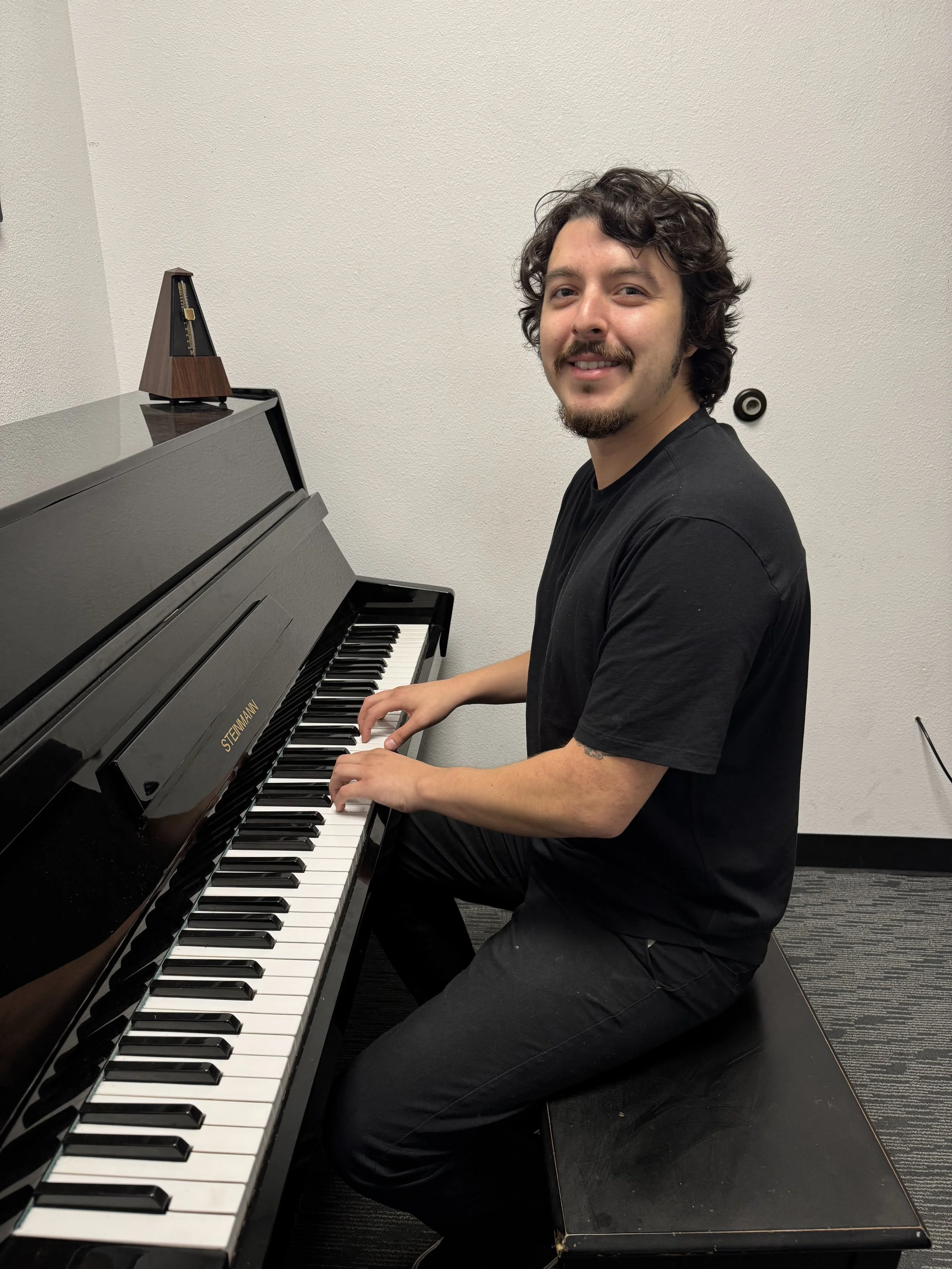 BRADLEE N.   🎹  Piano, Voice, Guitar, Bass, Drums & Rock Band