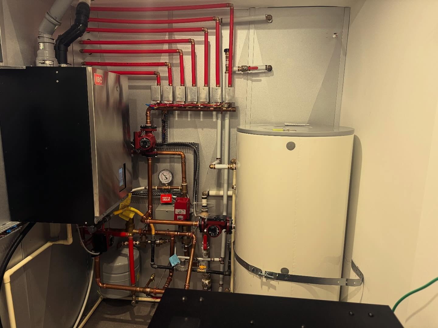 &ldquo;Fresh IBC boiler &amp; indirect tank installation ✅
Clean, efficient, and ready to deliver comfort and hot water for years to come. 💧🔥
#Plumbing #BoilerInstallation #IBCBoiler #HydronicHeating #wisemanmechanical