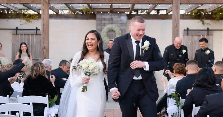 Sneak peek from 3.8.25, Jenna & Nick🖤✨
Venue: @loneoakparkton
Photographer: @toya_famof5
Content Creator: @contentby.tyler
HMU: @glammedbyclaire
Dress: @carolinabridalworldtriangle
Dessert: @morganmadenc
Bartending: @ils_bartending
•
