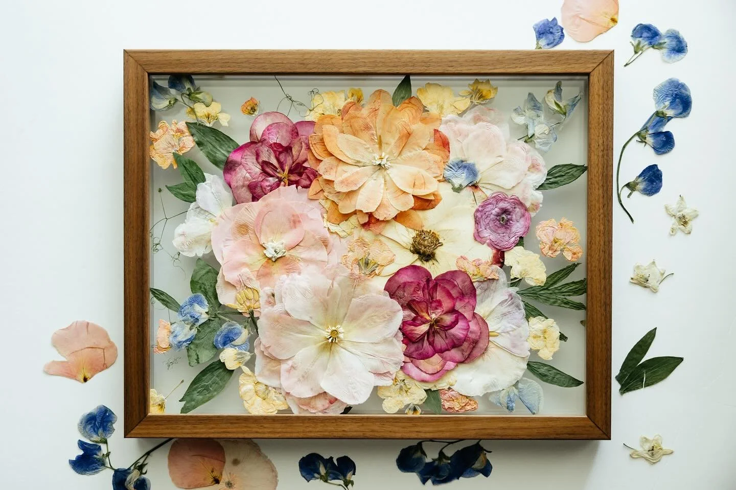 This bouquet pressed perfectly!! LOOK at that peony!! Swipe through and see the flowers before. I&rsquo;d love to preserve your bouquet too! 
.
@ella_nelson04 
@palmer_nelson02 
@theperfectdressbridal 
@jameserickphotographyutah  #utahflorist #presse