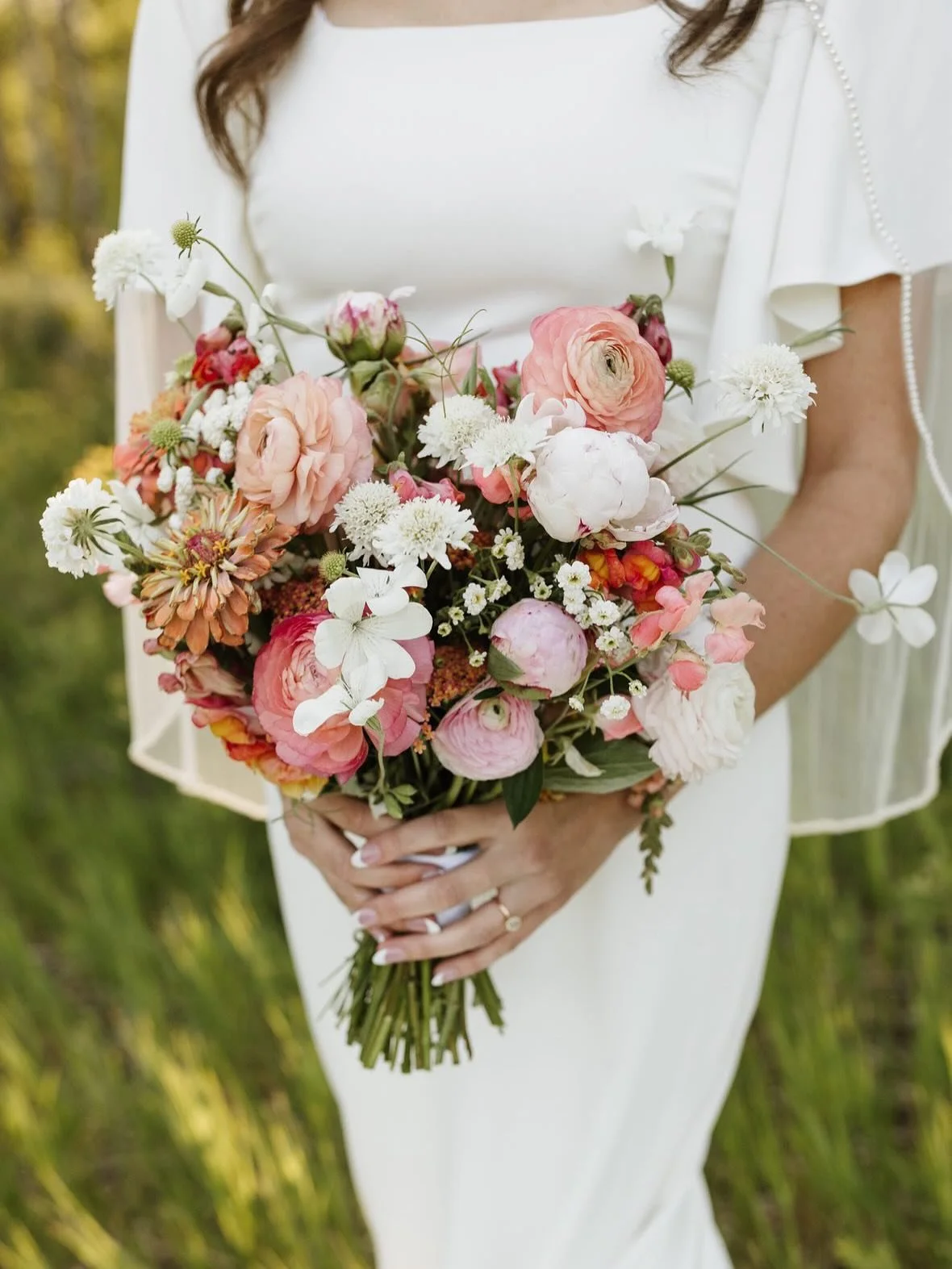 This bouquet was so fun because the bride gave me freedom to go to local flower market @utahflowermarket and use what was fresh and in season and surprise her! News flash she loved it! Bride - @kyy.noelle dress - @pritchettbridal photography @tayrobi