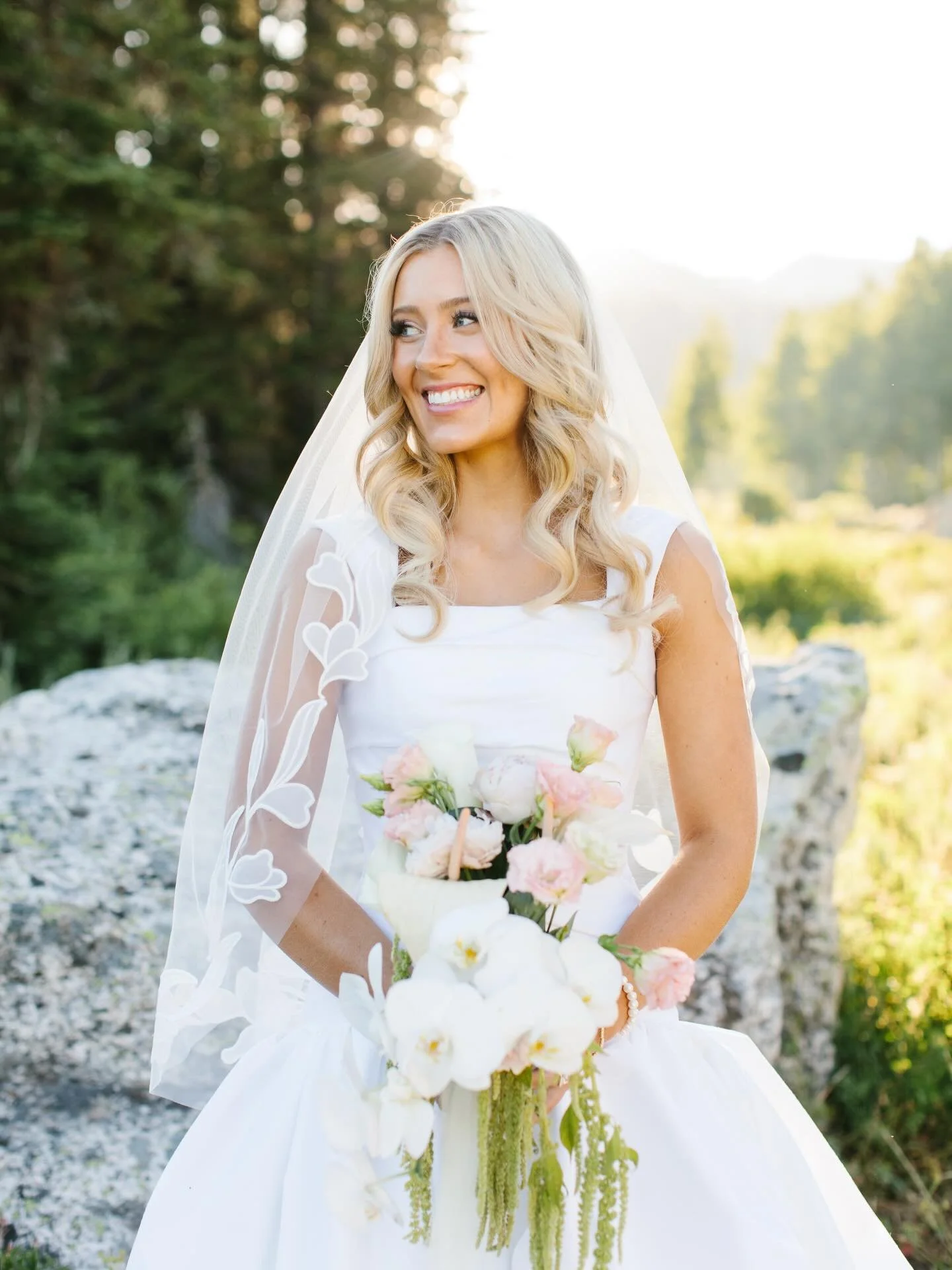 Just look at these perfect bridal portraits of @addi.j.pratt and @brackenpratt taken by @kalipoulsenphotography  So if you are wondering if you should get a bouquet for your bridal session, does this answer your question?