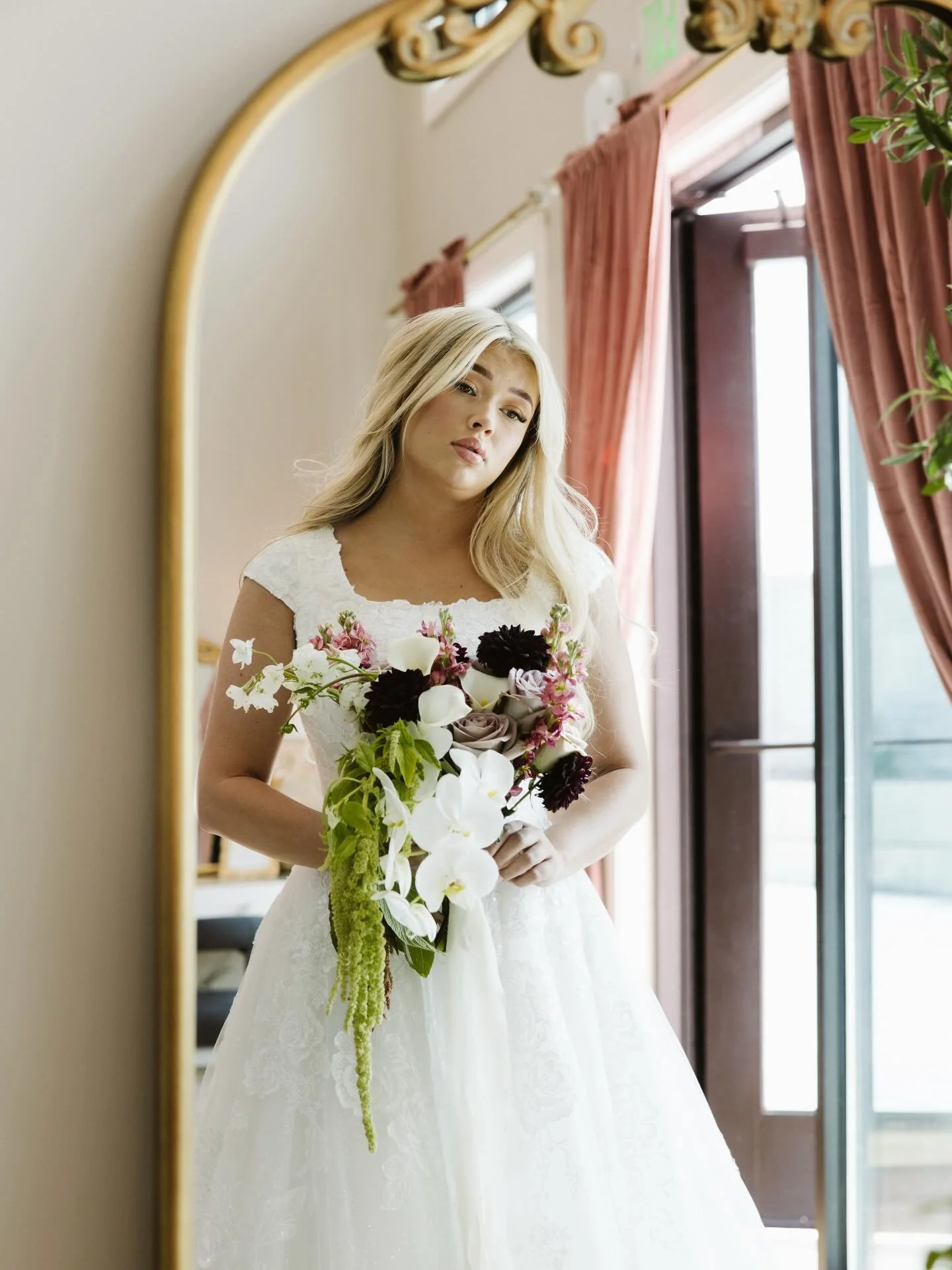 Prediction, these will be the colors and vibe of the year for 2026 weddings! I know because a few brides have already booked and planned for this! This bride @emma.mead set the trend!  Photos @luntfilms Venue @theozeventcenter #utahweddingflorist #ut