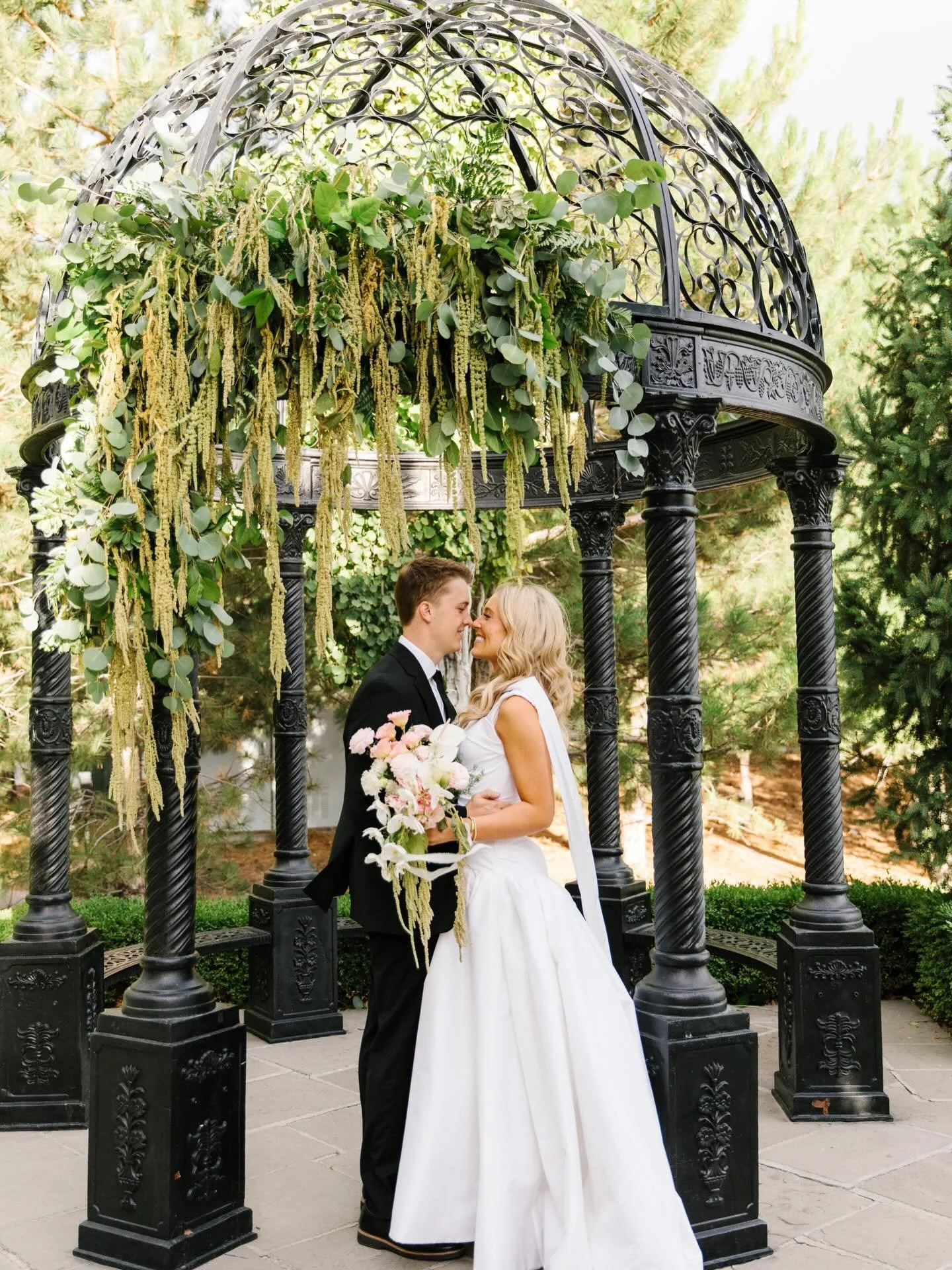 Congrats to Bracken and Addie!!! Loved working with them and I approve their flower vision! Fun fact, it was also the wedding that I used chat GPT for the first time to create a mock up of their backdrop. I prefer my silly pencil drawings tbh&hellip;