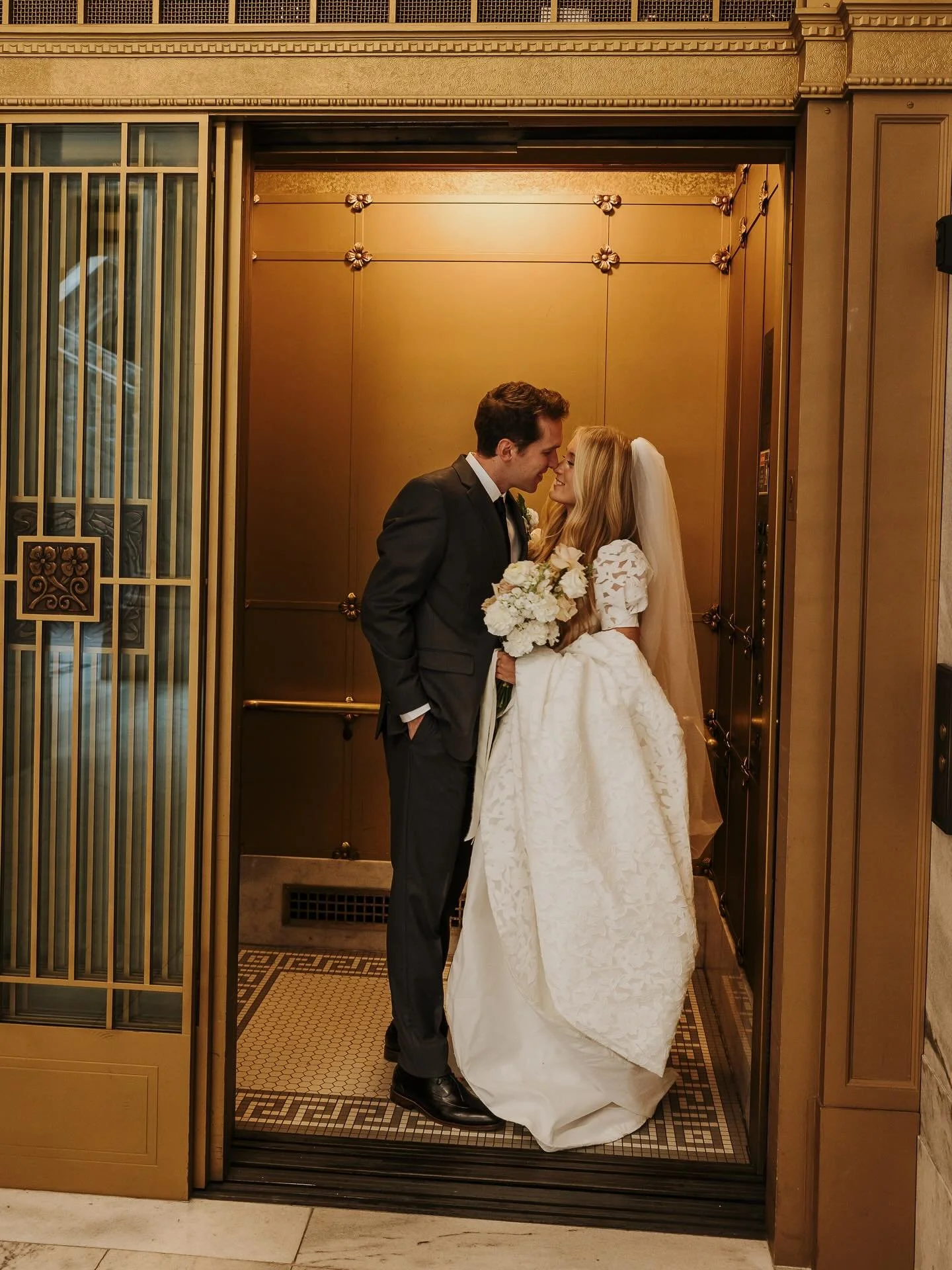 The sweetest couple and the sweetest most romantic colors for their flowers! 
@pritchettbtidal
@kimfillmorephotography
@josephlunt
@anniejlunt