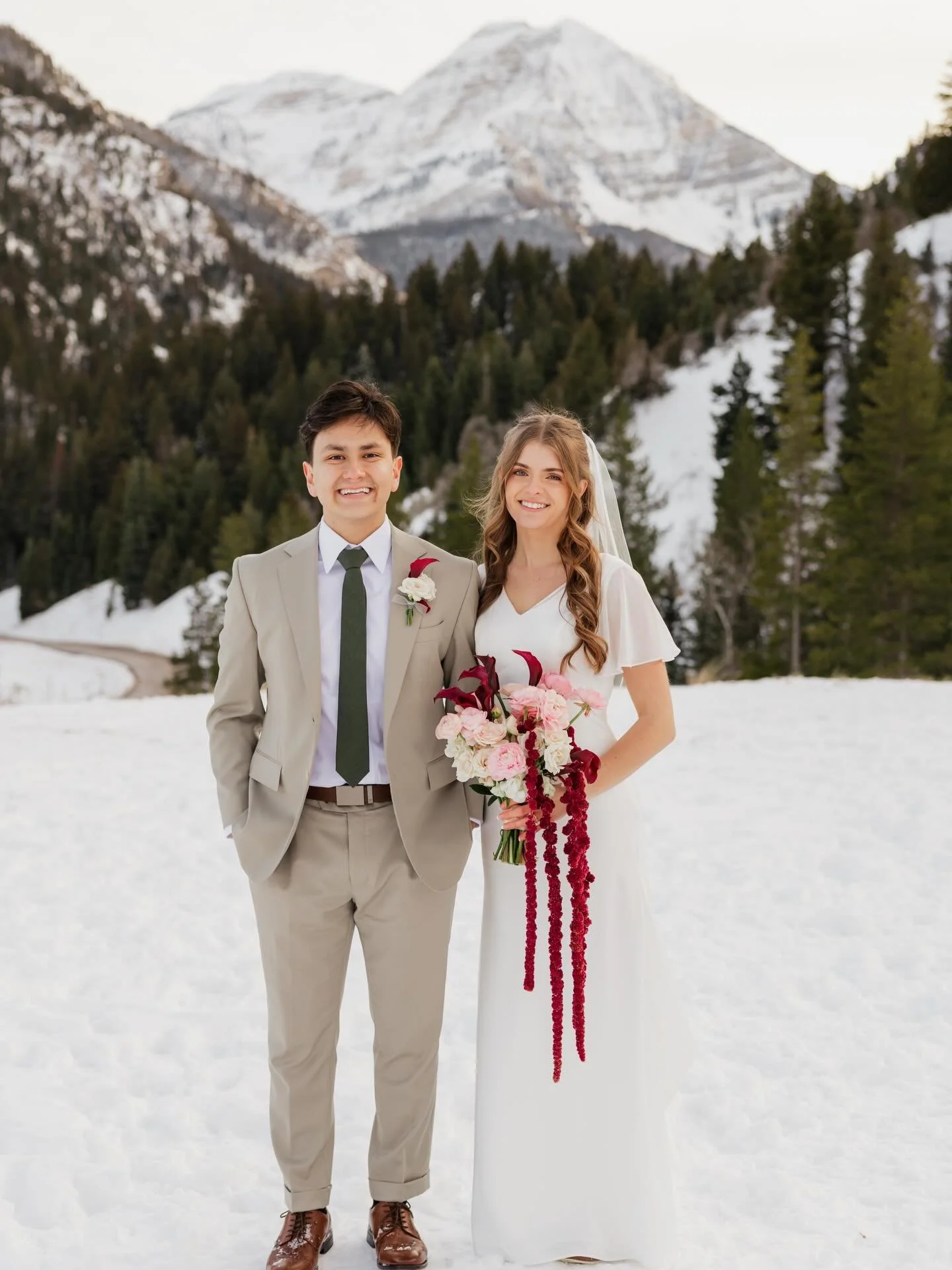 IDK how they got a perfect snow day for their bridal photos but here we are! Photo gold! 
 @jenmichshi
@sammydunnephoto 
@momentsmade.bridal