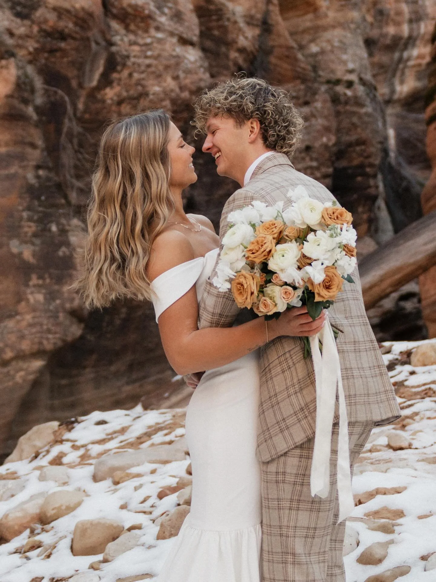 Two worlds collided-find a more perfect color combo for a bouquet in this setting&hellip;.I&rsquo;ll wait&hellip;.
@hadlieanderson 
@jantzen_anderson2 
@kylimccann 
@pritchettbridal