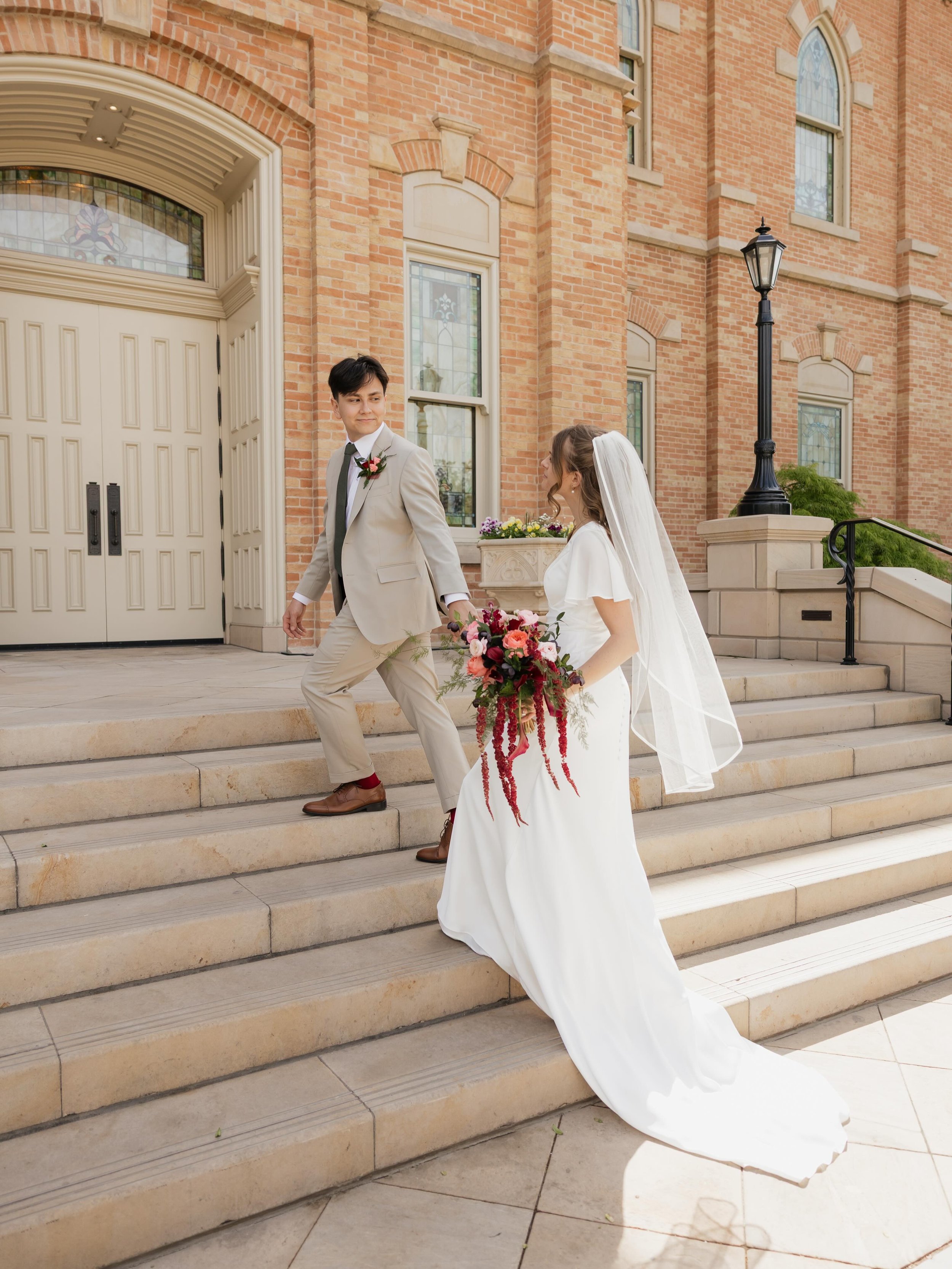 spring wedding pics are rolling in! @jenmichshi
@sammydunnephoto moments-made.bridal