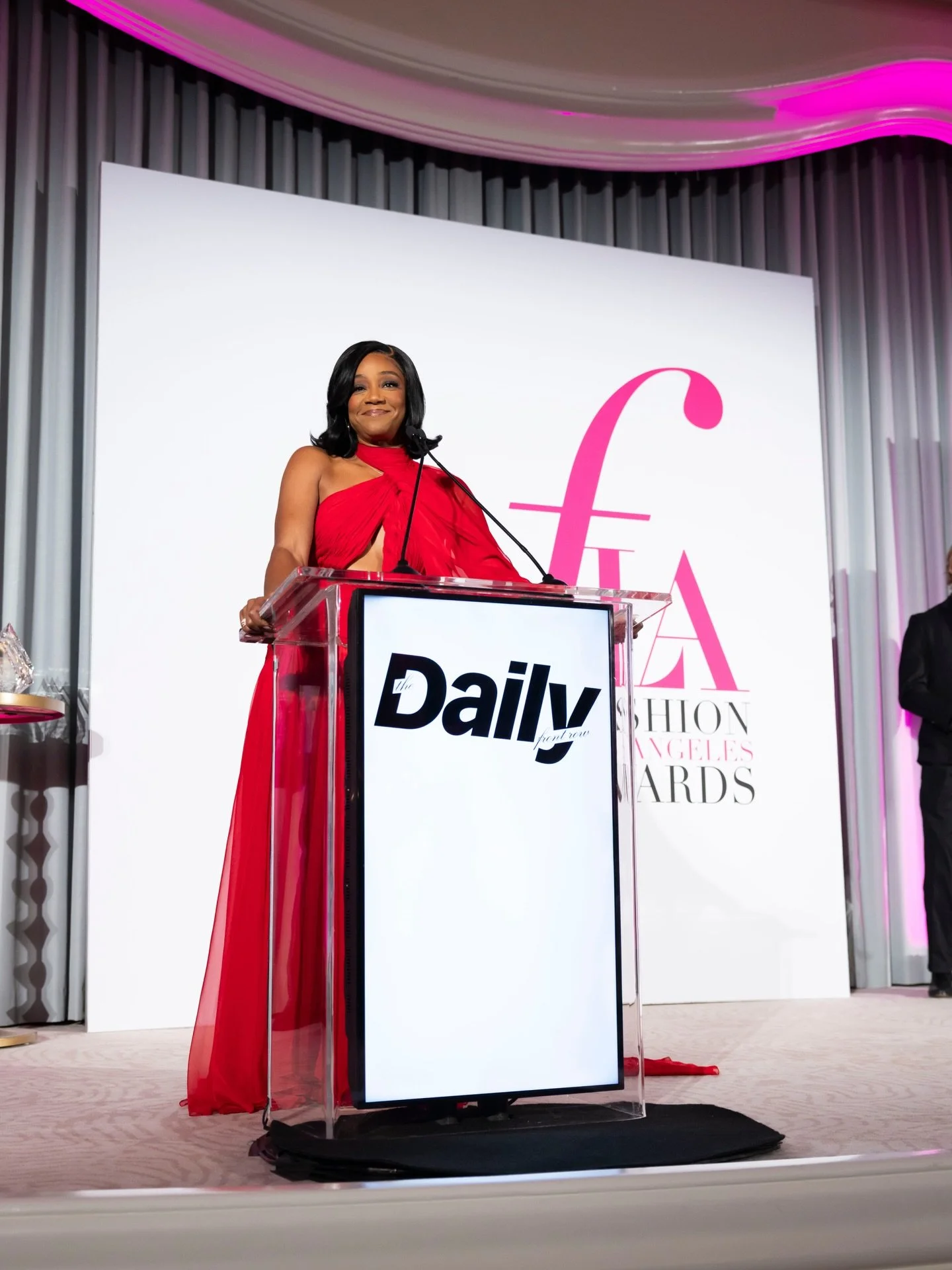 More from our evening at the 10th Annual @dailyfrontrow Fashion Awards in LA! Hosted by @tiffanyhaddish, the night honored some of fashion&rsquo;s most influential voices, including @carolynmurphy and @brooksnader ✨🖤 Swipe to see some of our favorit