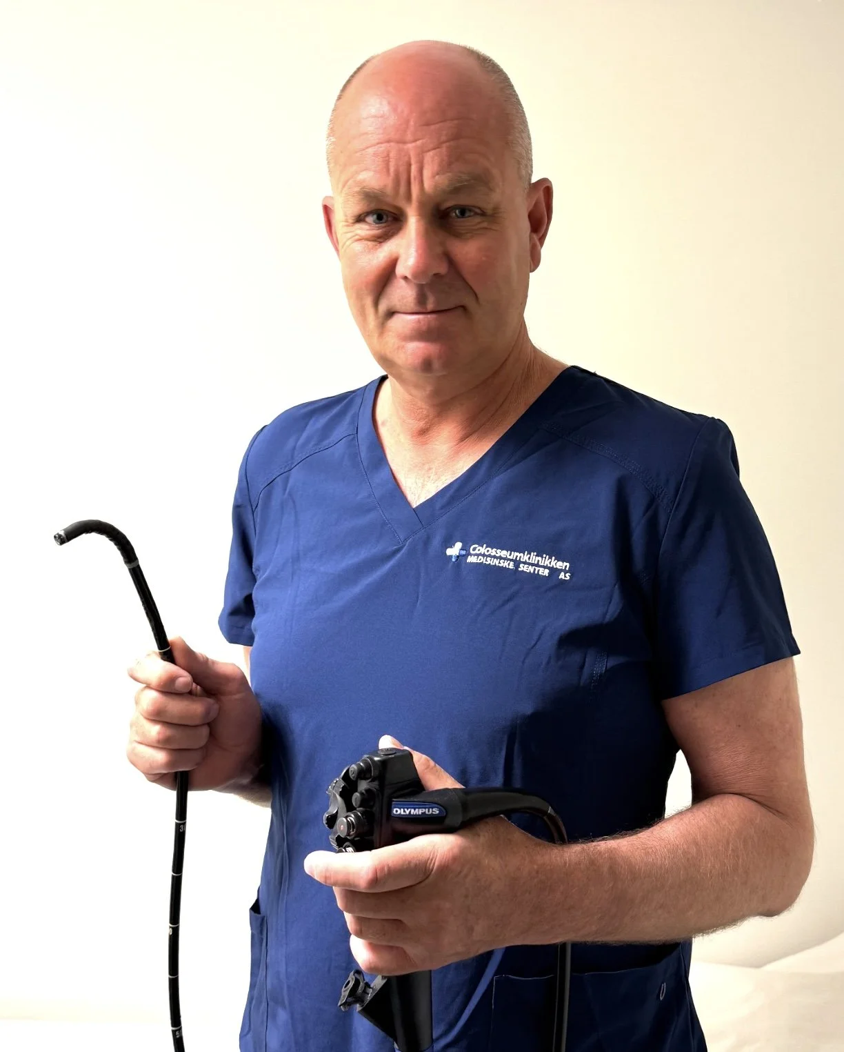 Dr. Lars Fredrik Norum - holder et koloskop