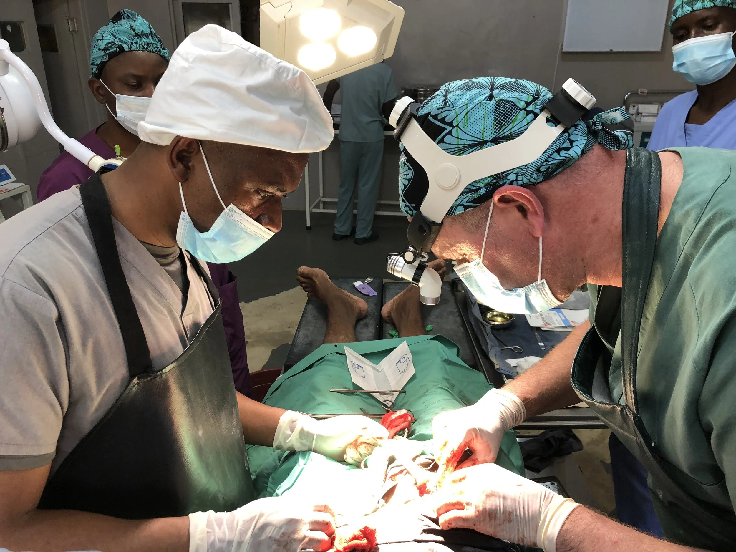 Lars Fredrik Norum ved operasjonsbordet i Zambia med Våres Jul