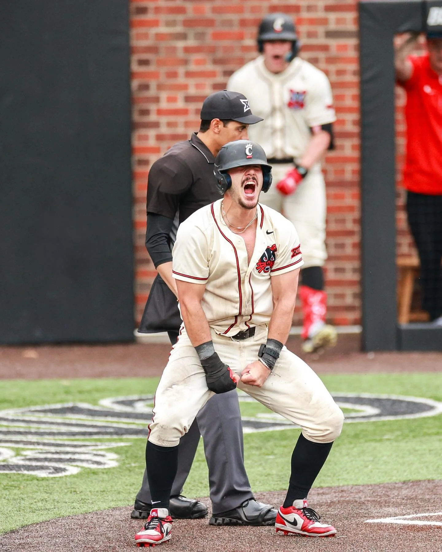 Get those brooms out🧹🧹
#gobearcats