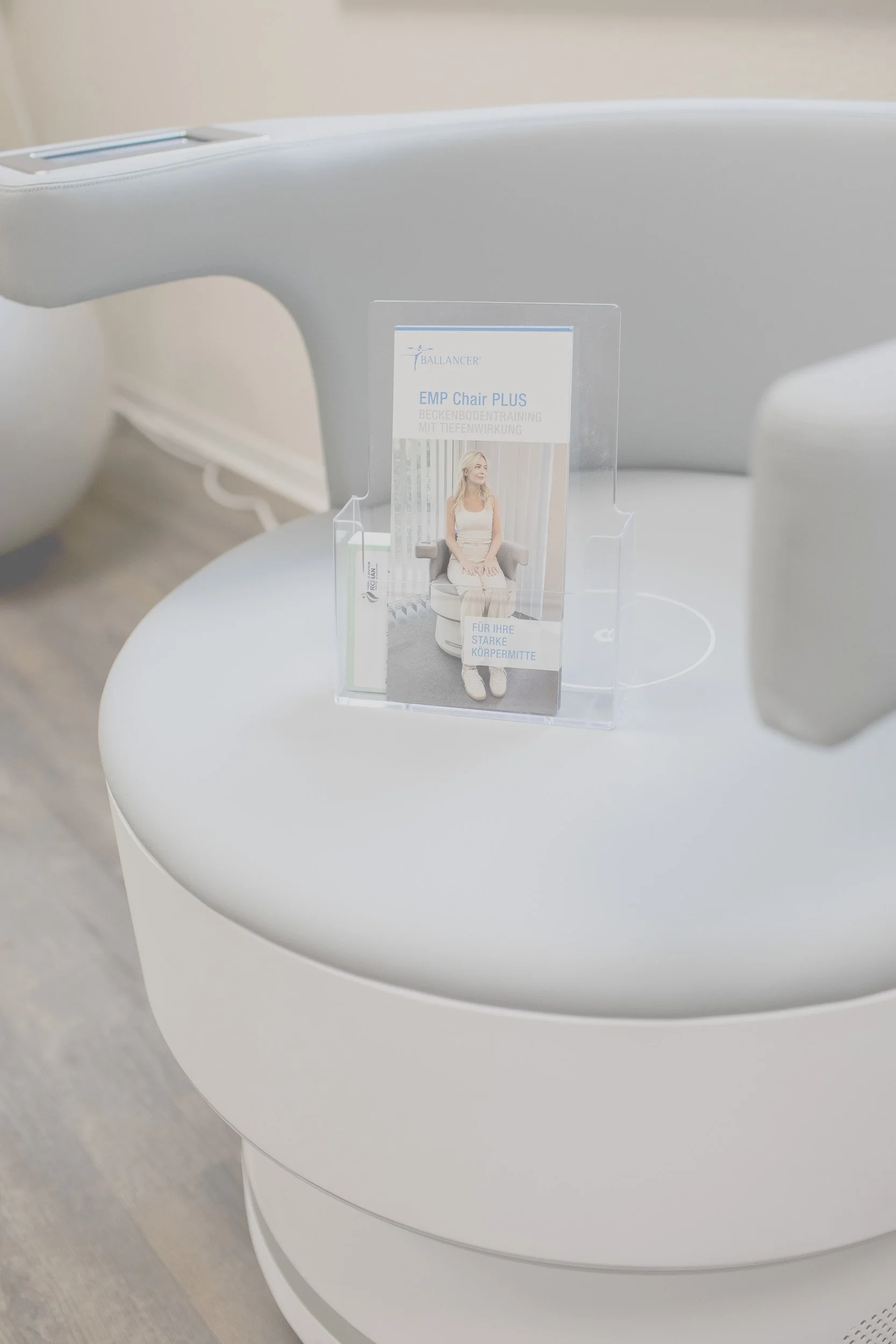Ein Pelvic-Stuhl („Beckenbodenstuhl-Pelvic Chair“) ist ein medizinisches bzw. therapeutisches Gerät, das vor allem zur Stärkung der Beckenbodenmuskulatur eingesetzt wird.