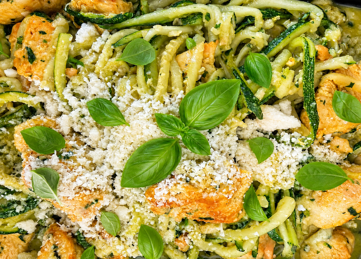 Zoodles mit Hähnchen und Cashew-Basilikum-Pesto