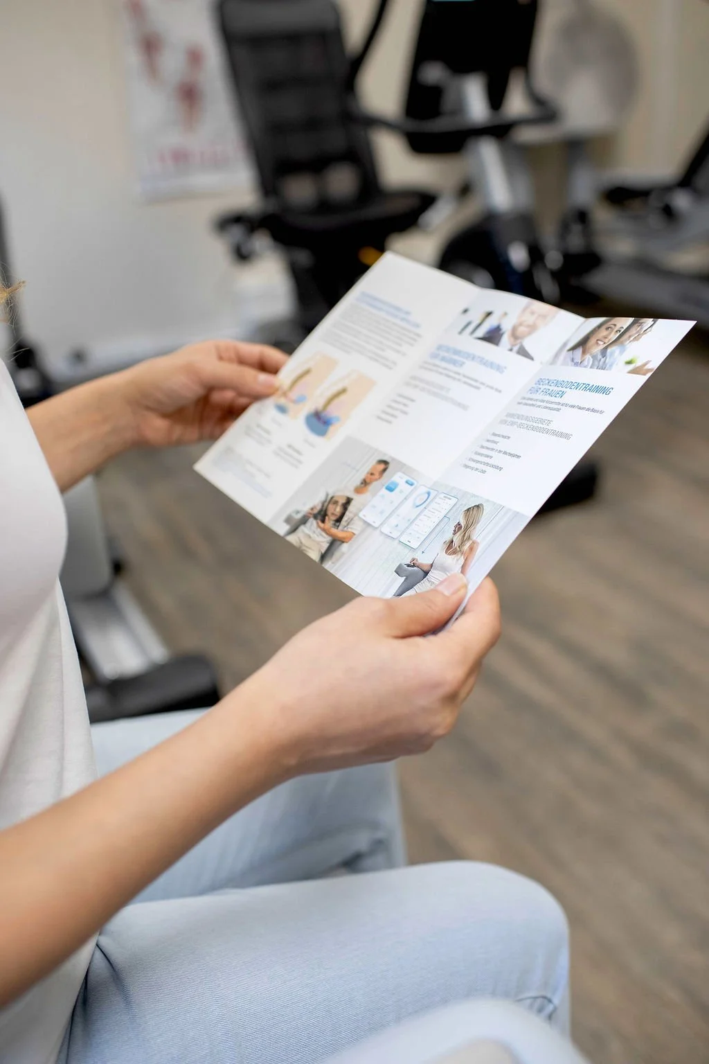 Patientin beim Beckenbodentraining mit dem Pelvic Chair in Köln-Zollstock