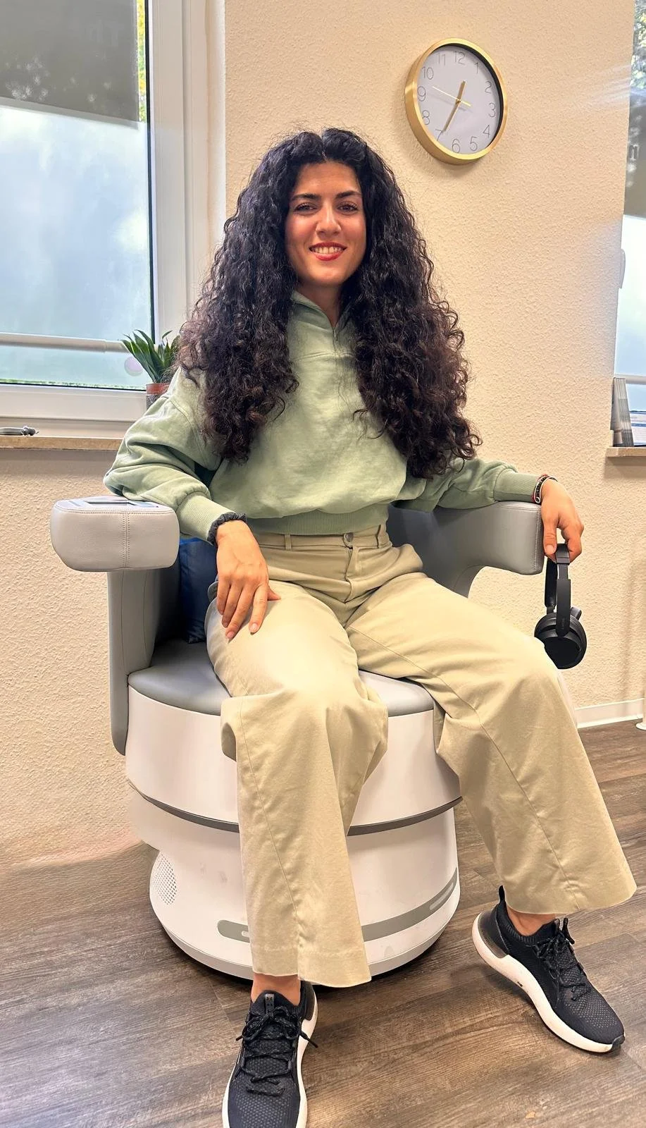 Patientin beim Beckenbodentraining mit dem Pelvic Chair in Köln-Zollstock