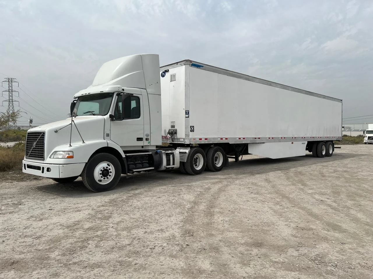 volvo blanco con caja seca.jpg