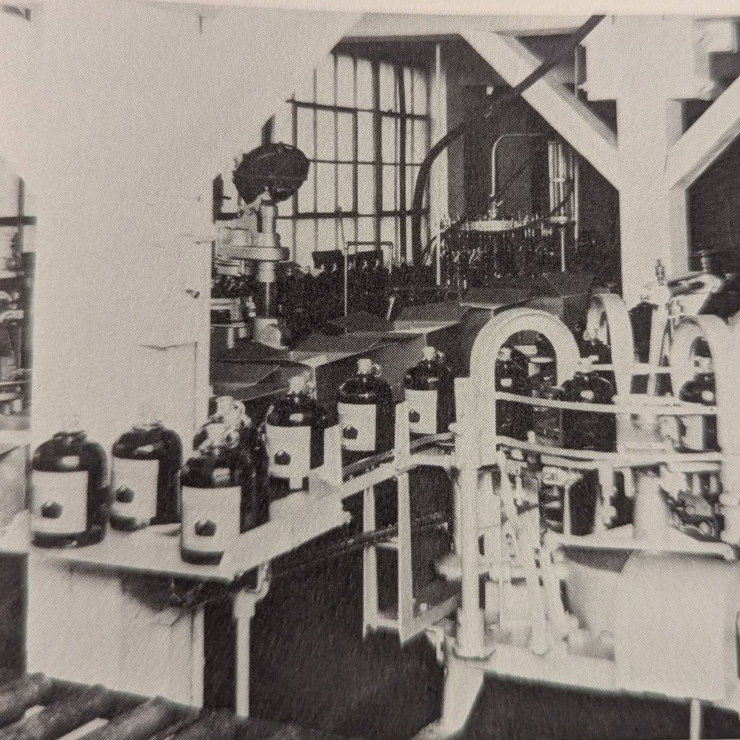 A look back at where it all began. 🍎

This photo, taken in 1923, shows the original bottling room in Somerville, Massachusetts &mdash; a small piece of the history behind New England Apple Products.

Did you know our roots trace back more than 150 y