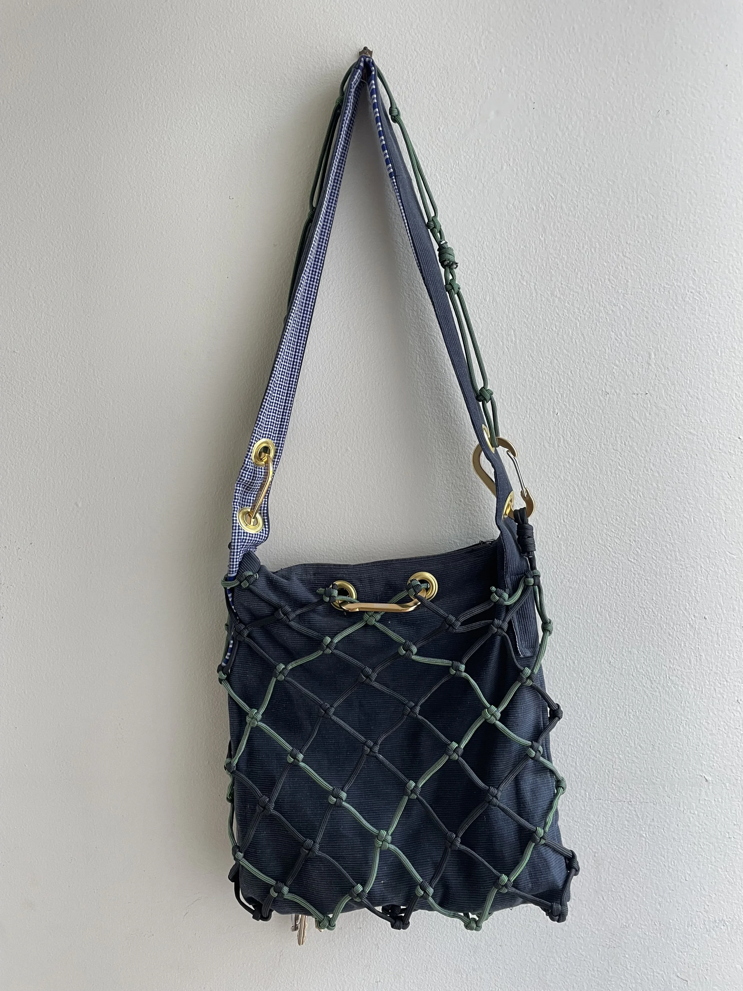 Tote bag with paracord net
