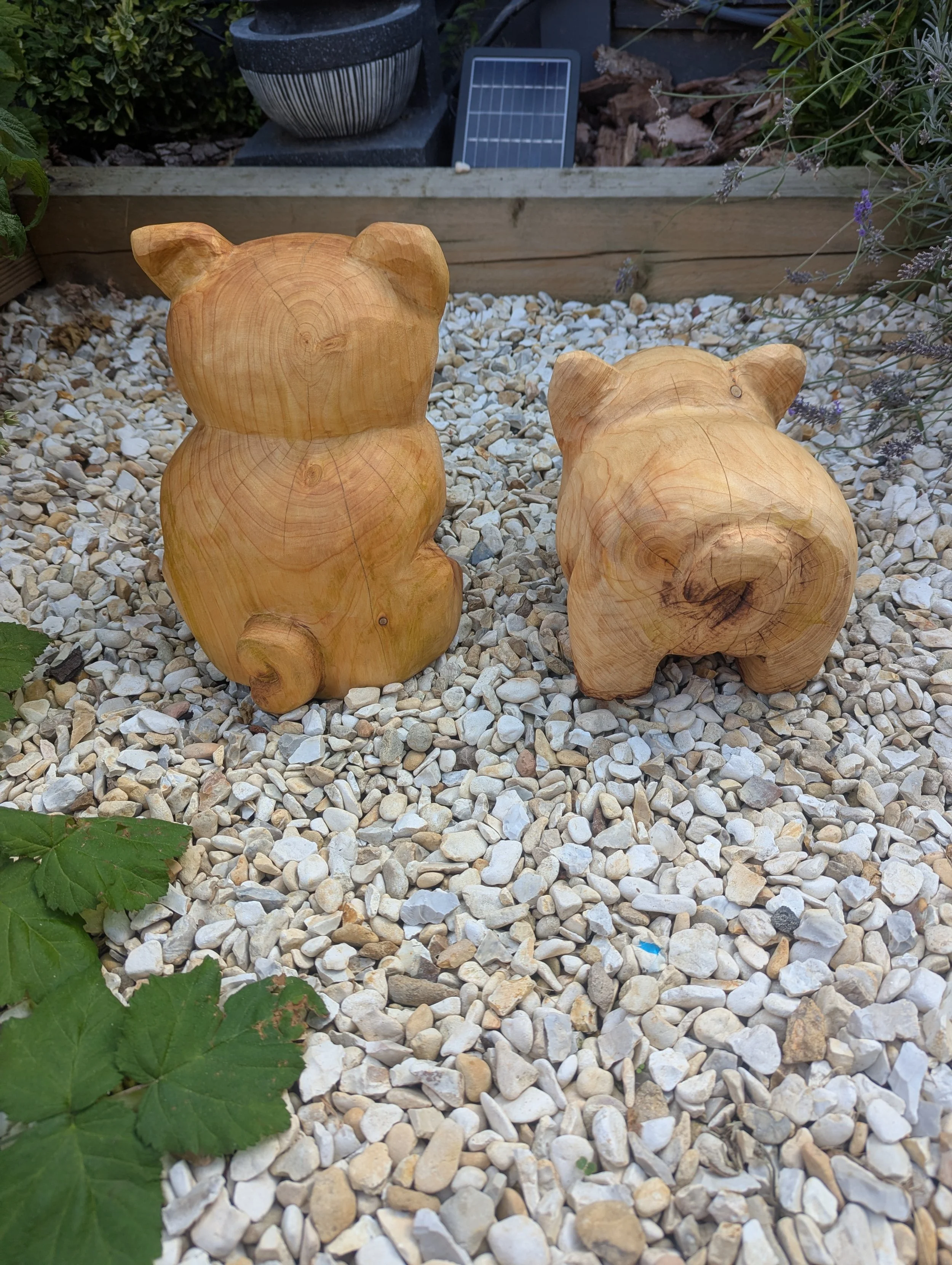 Piglets chainsaw carving