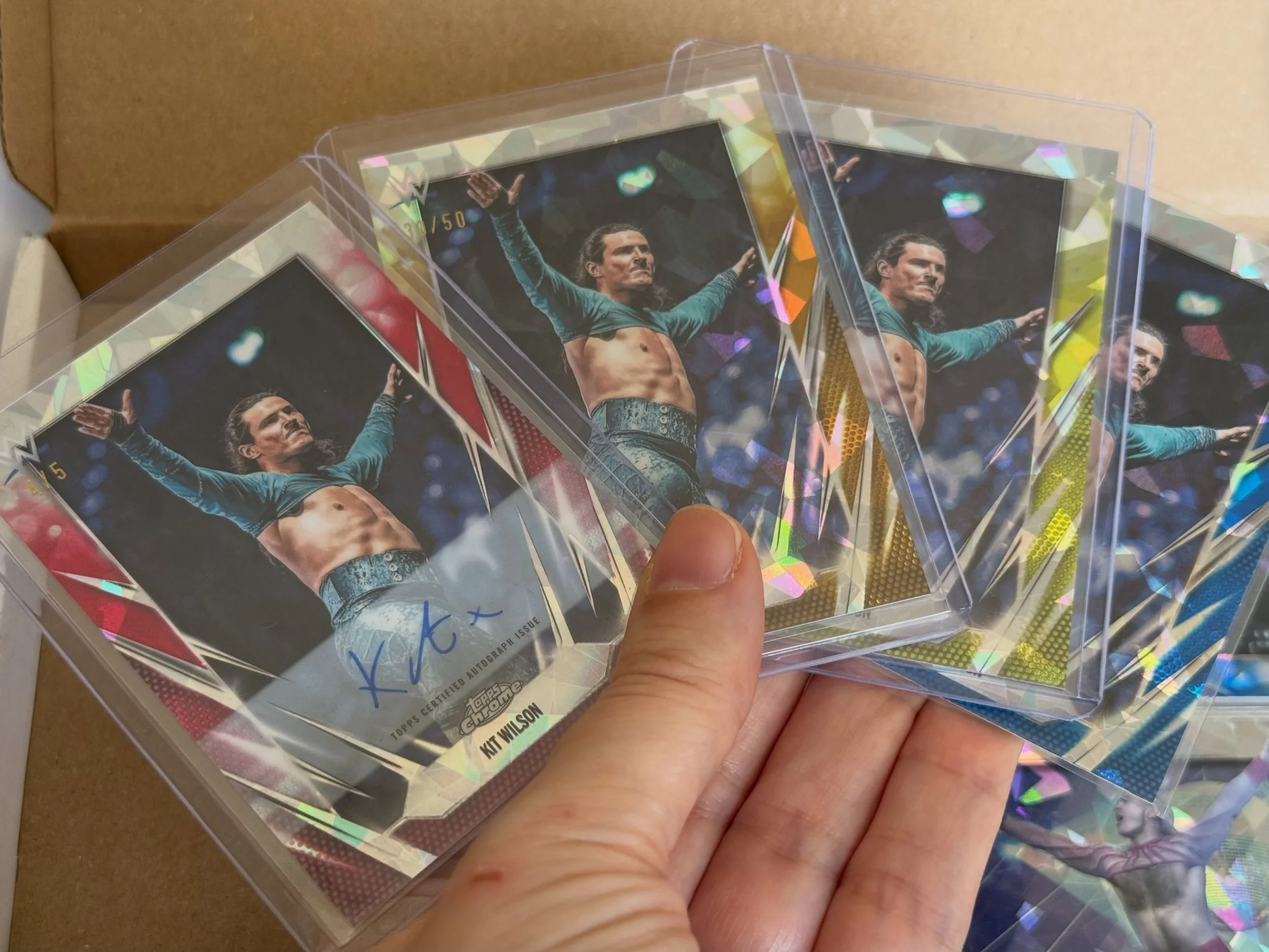Mail day brought this colourful Kit collection. 

Thanks @cardtricksuk!

#WWECards #ToppsWWE #WrestlingCards #tradingcards