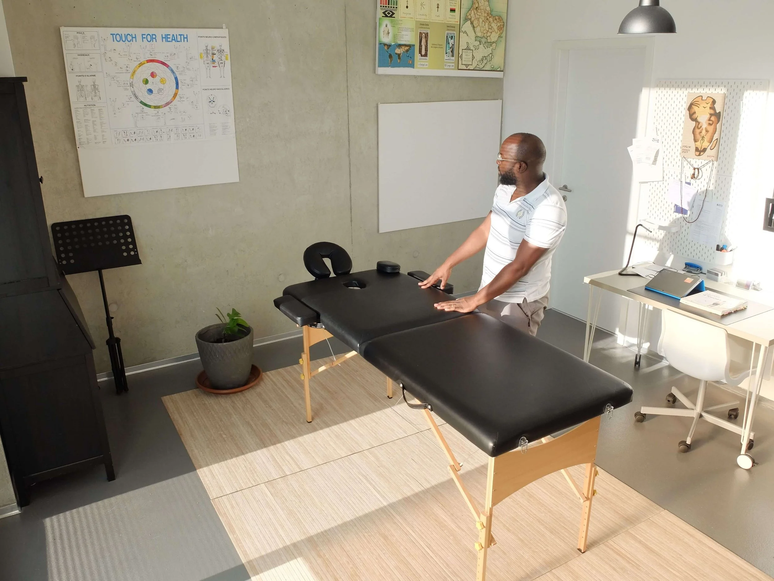 A wide view of a chiropracty office. It displays several tools and charts that your Chriopractor will use for treatment. This Crestwood and Sunset Hills area office is designed for optimal chiropractic care.