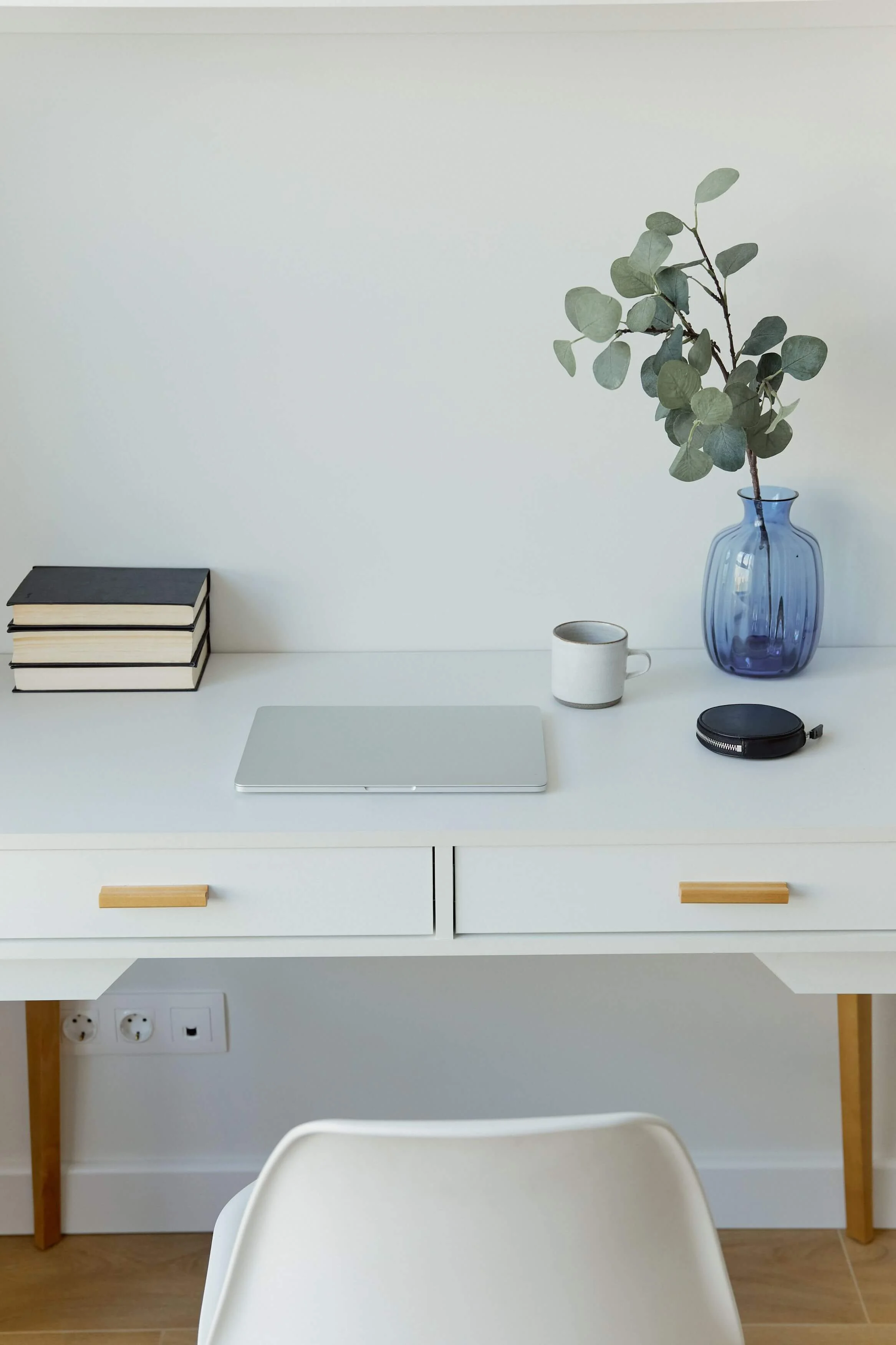 White desk | couples counselor st louis, mo | chiropractic care | couples therapist | St. Louis, Missouri | Gateway City | Kirkwood | Frontenac | Ladue | Manchester | Union Station