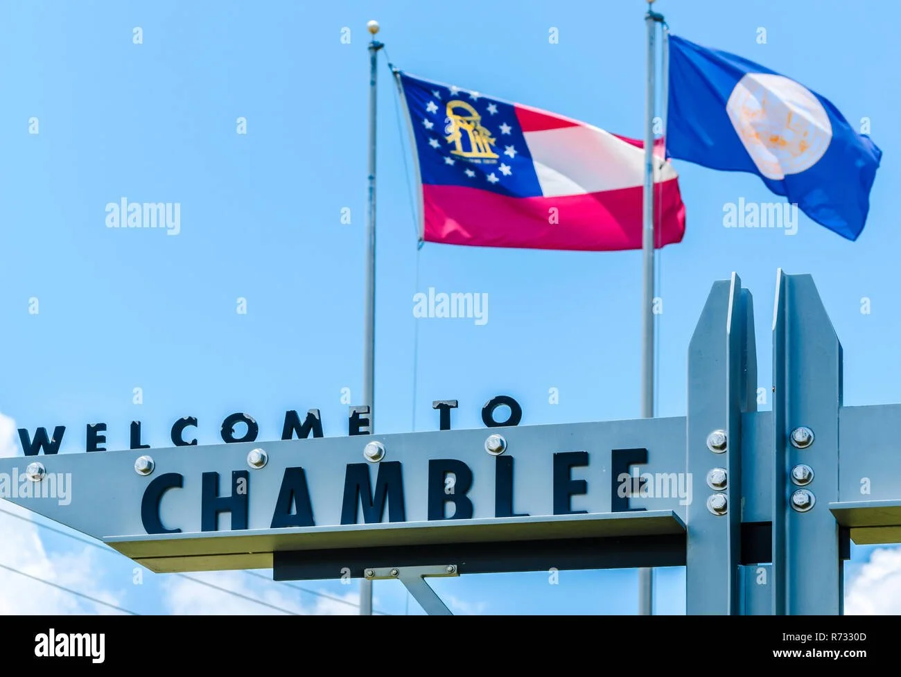 a-welcome-sign-hangs-outside-chamblee-city-hall-in-chamblee-georgia-june-10-2014-chamblee-was-incorporated-in-1907-and-has-a-population-of-9892-R7330D.jpg