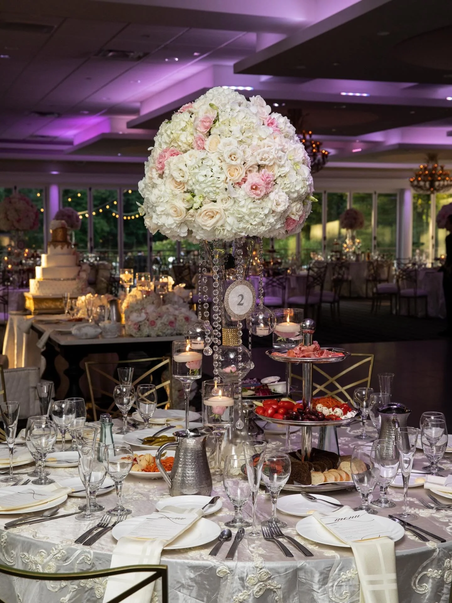 Floral centerpieces for a September wedding 🌺

Planner: @dreamedandbooked 
Photos: @kirchhof.photography
Venue:@theestateatfarringtonlake
Flowers: @irinagozman
Cake: @palermos.bakery 

#njbride #septemberwedding #centerpieces #njwedding #eventplanne