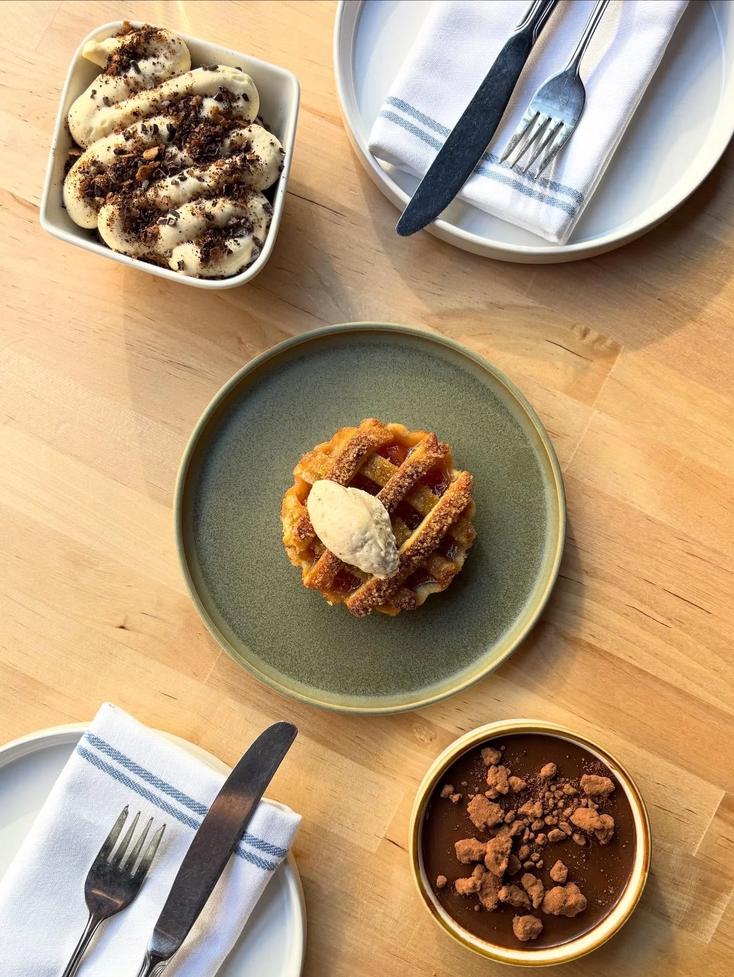 🪧 Happy Monday people!! Reminder!! TODAY 11/3, Capitol Hill will be closed and Queen Anne will be OPEN! Come to Queen Anne Ave and start your week right with a delicious treat 🥧

#seattledessert #treatyourself #seattlerestaurants