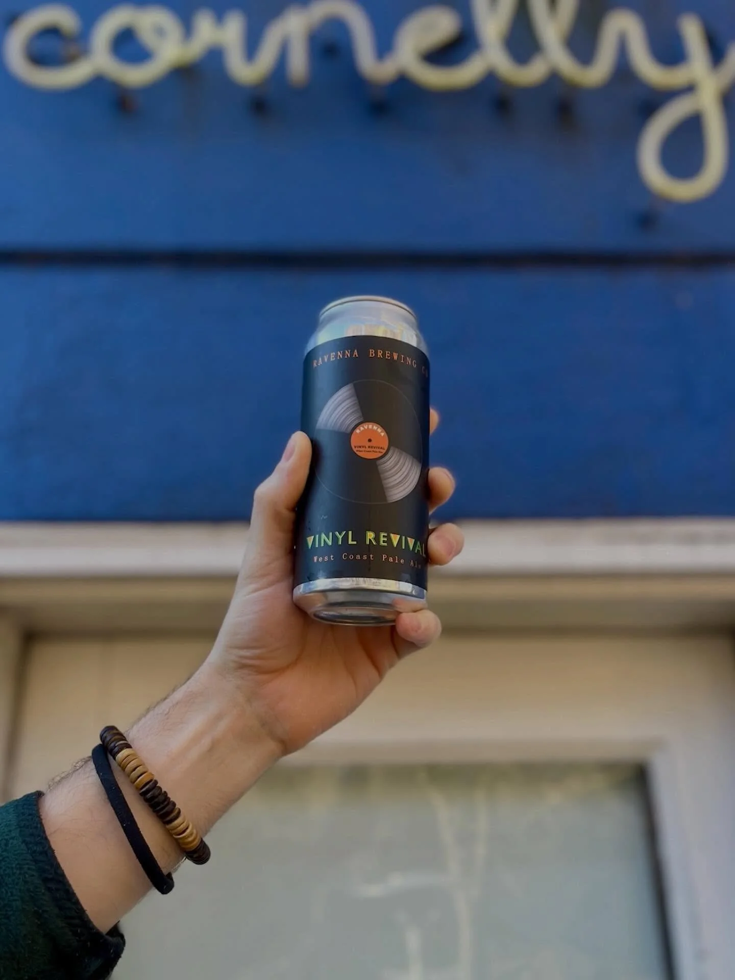 YUM @ravennabrewing!!!! &lsquo;Vinyl Revival&rsquo; Wed Coast Pale Ale &mdash; hops forward, super crisp, malty sweetness. On our bev menu on Capitol Hill 🍺

#seattlebreweries #localbeer #seattlebeer #capitolhillseattle #seattlerestaurants