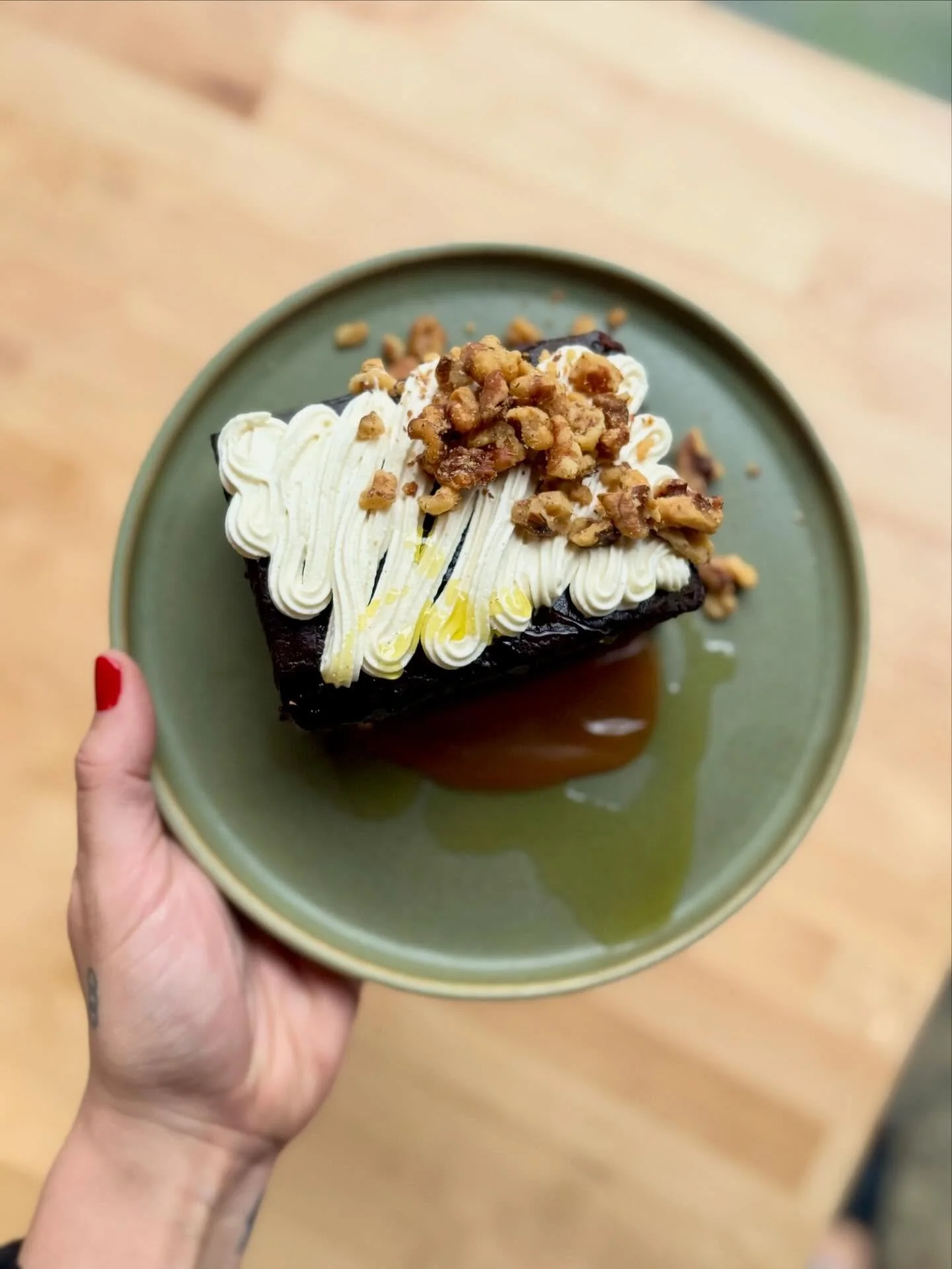 Happy Tuesday y&rsquo;all ☀️ not a cloud in the sky&hellip;. we think that calls for a top of the week treat. Both locations open 5-9p, see you soon! 

Chocolate Olive Oil Cake &mdash; salted caramel, vanilla mascarpone, toasted walnuts. In Queen Ann