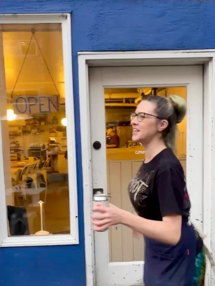 Happy Tuesday y&rsquo;all 🌥️ We&rsquo;ve got lots of refreshing things for your early week pick-me-up&hellip; 
Like this thirst-quenching hopped seltzer from @ravennabrewing perfectly demonstrated by our @kebblez! 

Come cheers with pals 🍻 and let&