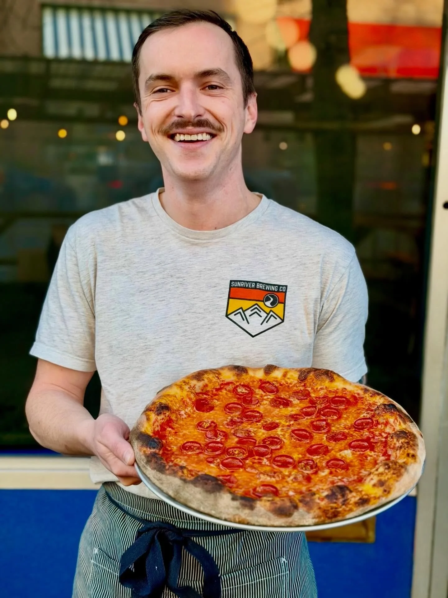 Guys with pies 🥰😇🤗 

#seattlepizza #naturallyleavenedpizza #ronicups #seattlerestaurants #smuggy&rsquo;s