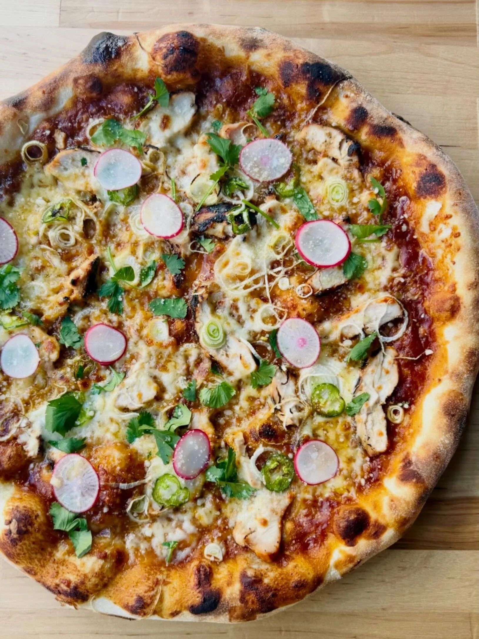 Spring Chicken 🌼 Mole-BBQ Sauce, Smoked Chicken Thigh, Hand-Stretched Mozzarella, Spring Onion, Cilantro, Radish

On the menu in Queen Anne! 

#molepizza #seattlepizza #seattlerestaurants #springchicken