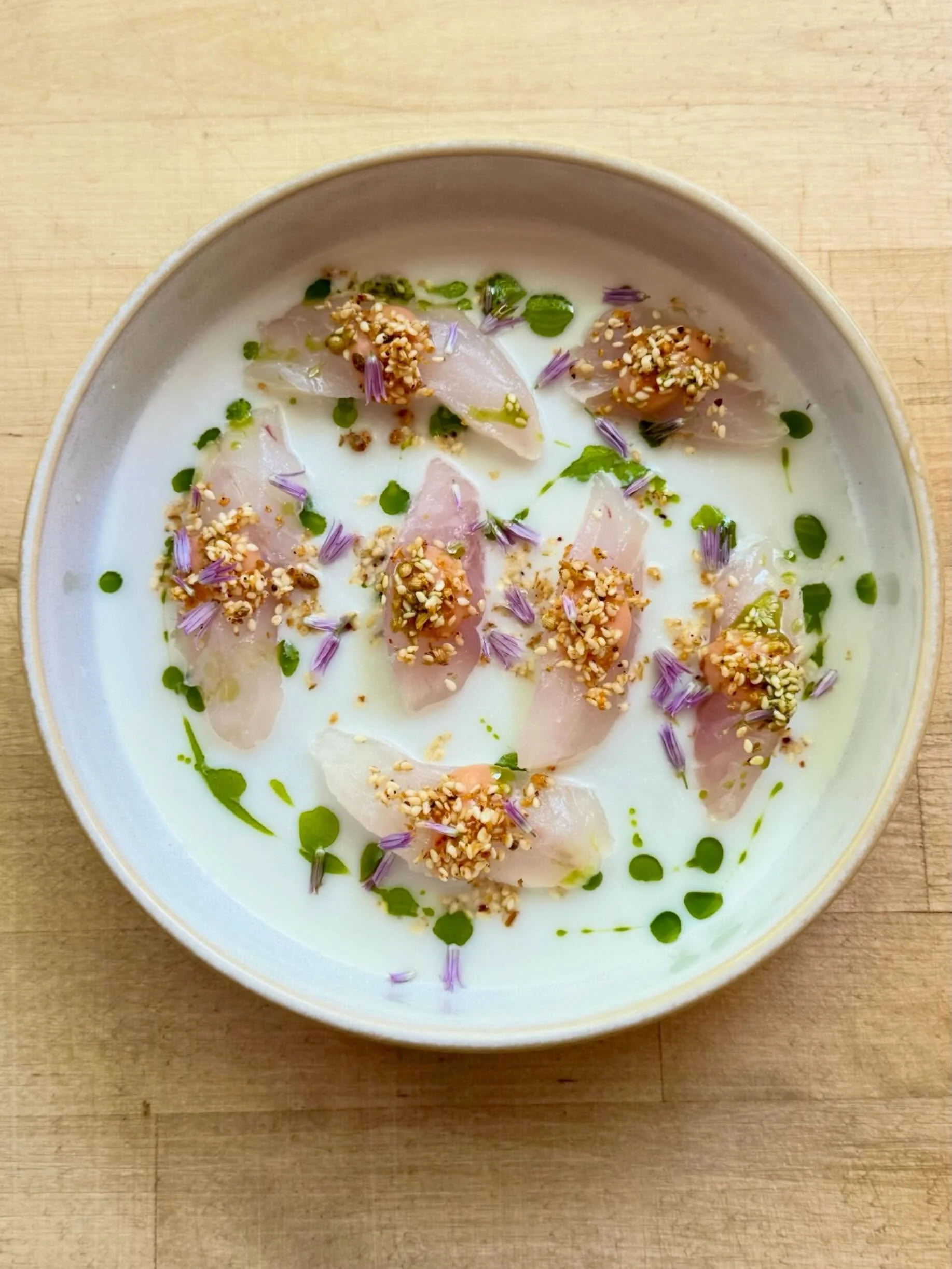 Special special on Summit Ave this weekend🌴 Rockfish Crudo &mdash; rhubarb agrodolce, coconut, lime, fried garlic &amp; sesame. 

Happy eating friends :) 

#capitolhillseattle #seattlerestaurant #rockfish #crudo