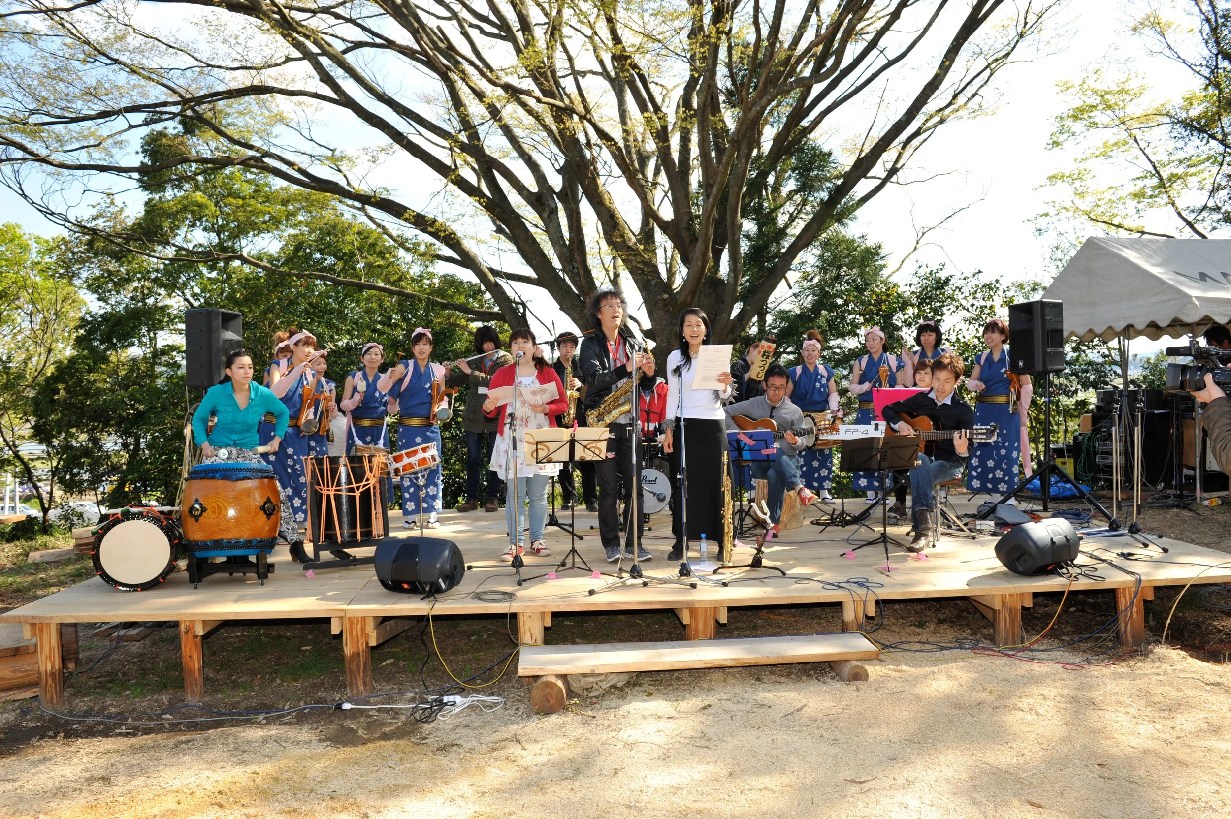  Local performance shows on the inauguration of SMoCA, 2013. Photo by Kazuo Ono, courtesy Cai Studio 
