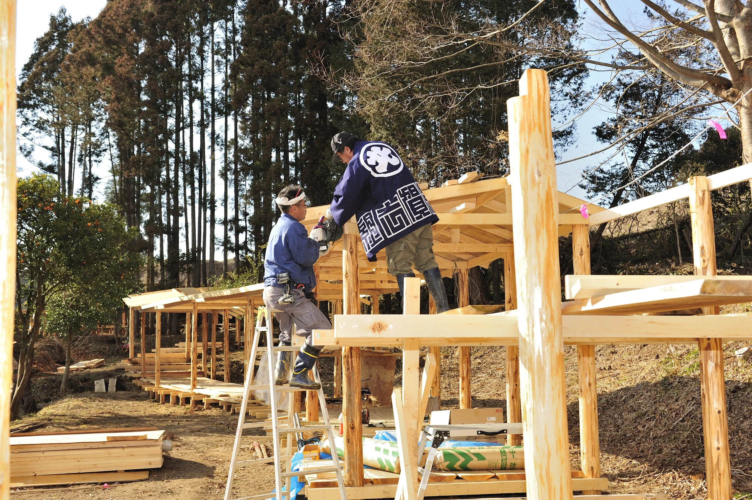  Local volunteers building the wooden corridors of SMoCA, 2013. Photo by Kazuo Ono, courtesy Cai Studio 
