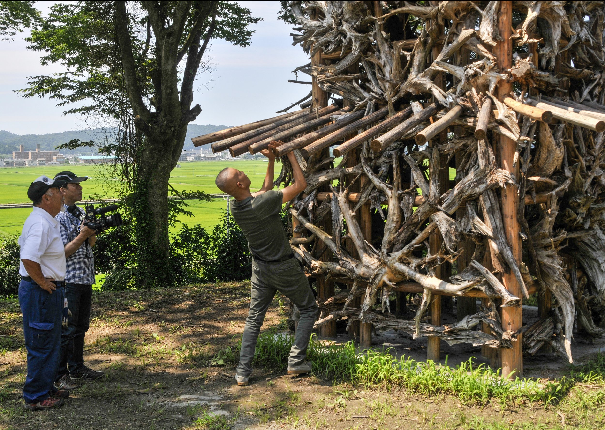  Cai and the Iwaki Committee building the 18-meter-high  Rebirth Tower , 2016. Photo courtesy Cai Studio 
