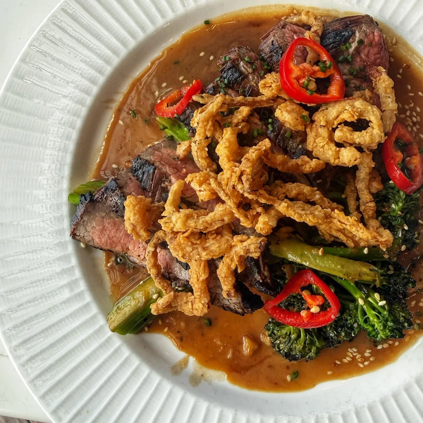✨tonight&rsquo;s steak special ✨

Marinated grilled flank steak | citrus, scallion &amp; garlic soy sauce | garlic sesame broccolini | crispy shallots and pickled Fresno&rsquo;s 🌶️