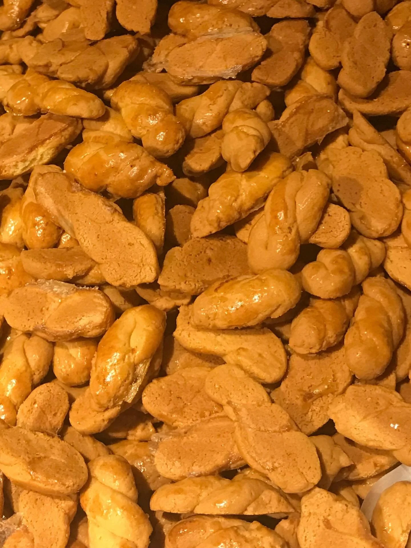 ✨ Freshly baked, golden, and twisted with tradition ✨
Our Yiayia&rsquo;s Koulourakia are made with love, butter, and a touch of orange zest&mdash;just like in Greece. Perfect with coffee, tea, or as a sweet little treat any time of the day. 🍊☕️

💛 