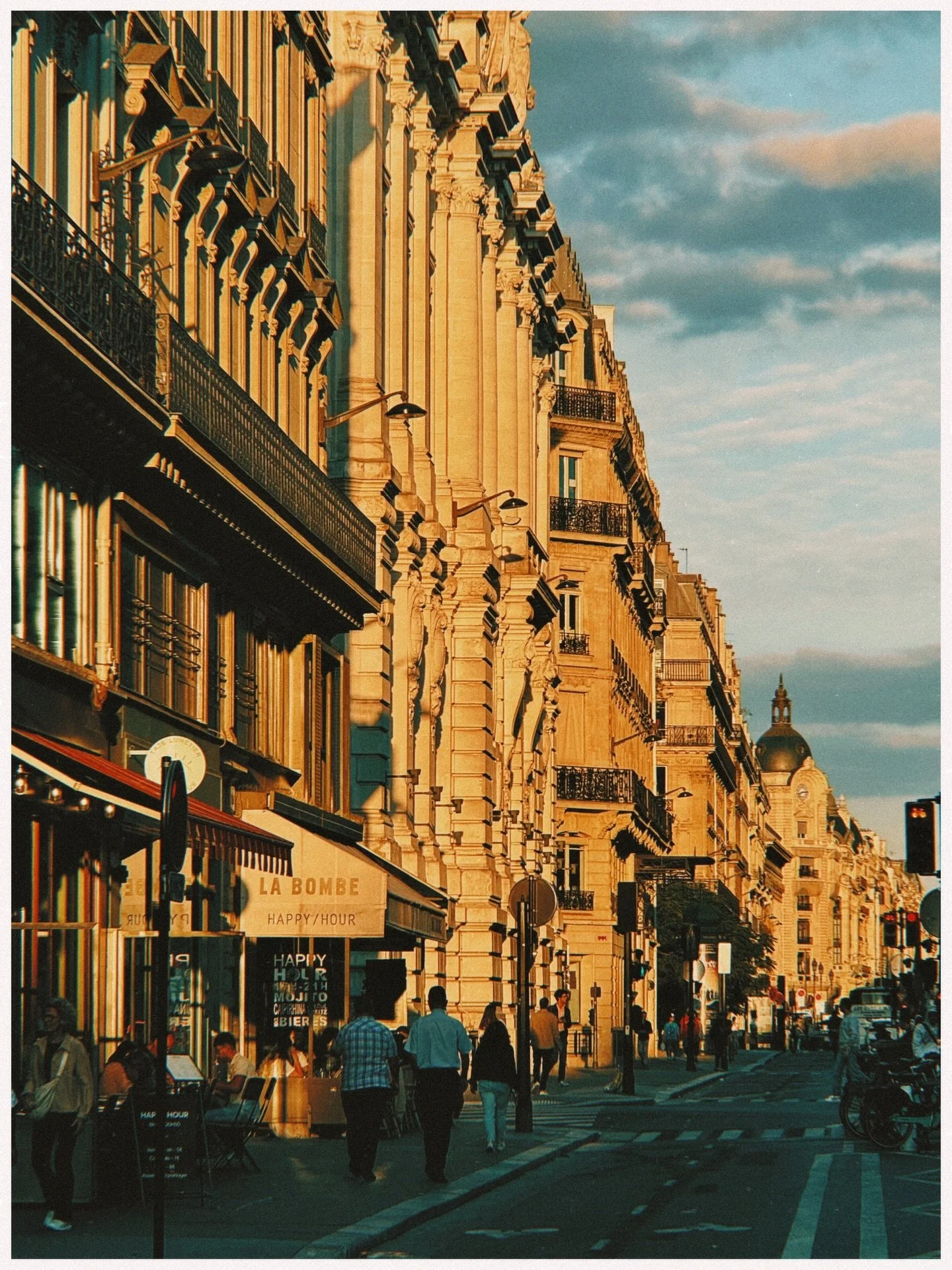 This trip gave me the kind of clarity I didn&rsquo;t know I was searching for. Next week marks the start of some big shifts in my life. It feels both daunting and exciting, but mostly, it feels right.

#visitparis #parisjetaime #shotoniphone #parisie