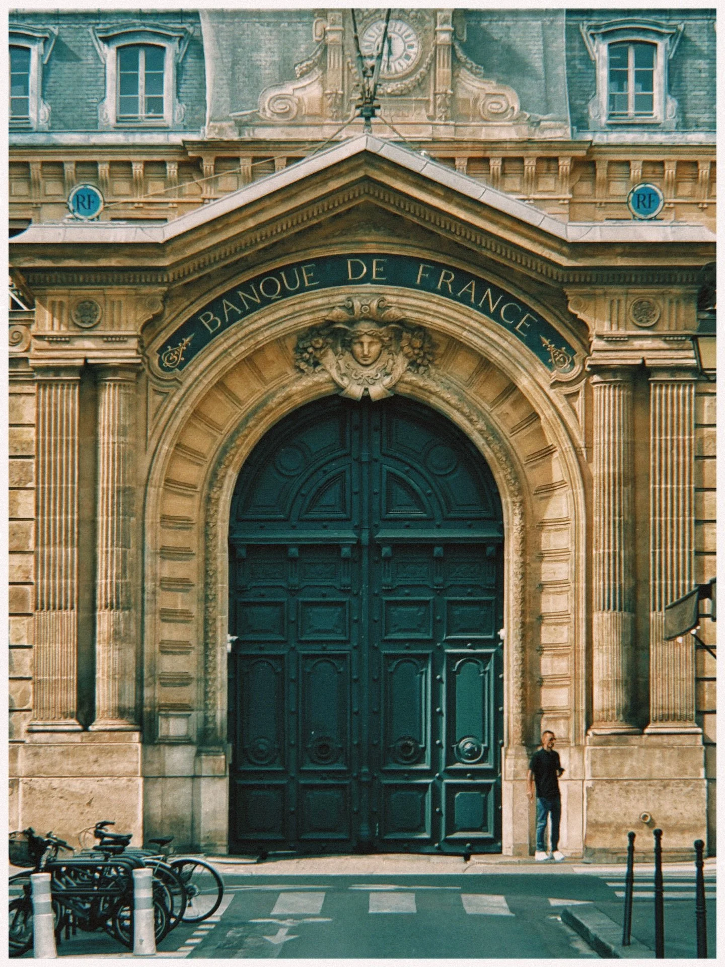 Les Panam&eacute;ens. 

#visitparis #parisjetaime #shotoniphone #parisienne #parisvibes  #seemyparis #streetphotography