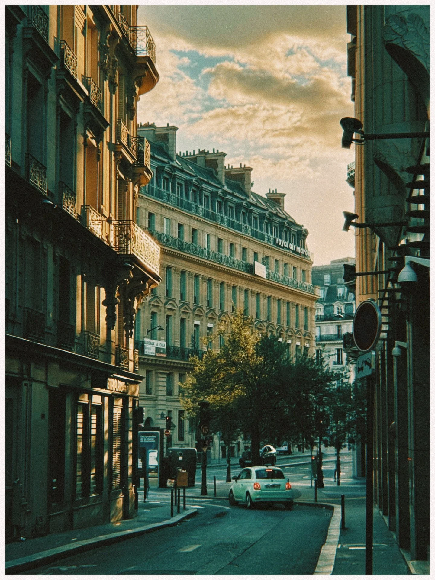 I disappeared for a minute, uninspired and out of sorts. Then Paris pulled me back in. This city doesn&rsquo;t really do &lsquo;uninspired,&rsquo; does it? Case in point: this shot I caught on the way to dinner.

#visitparis #parisjetaime #shotonipho
