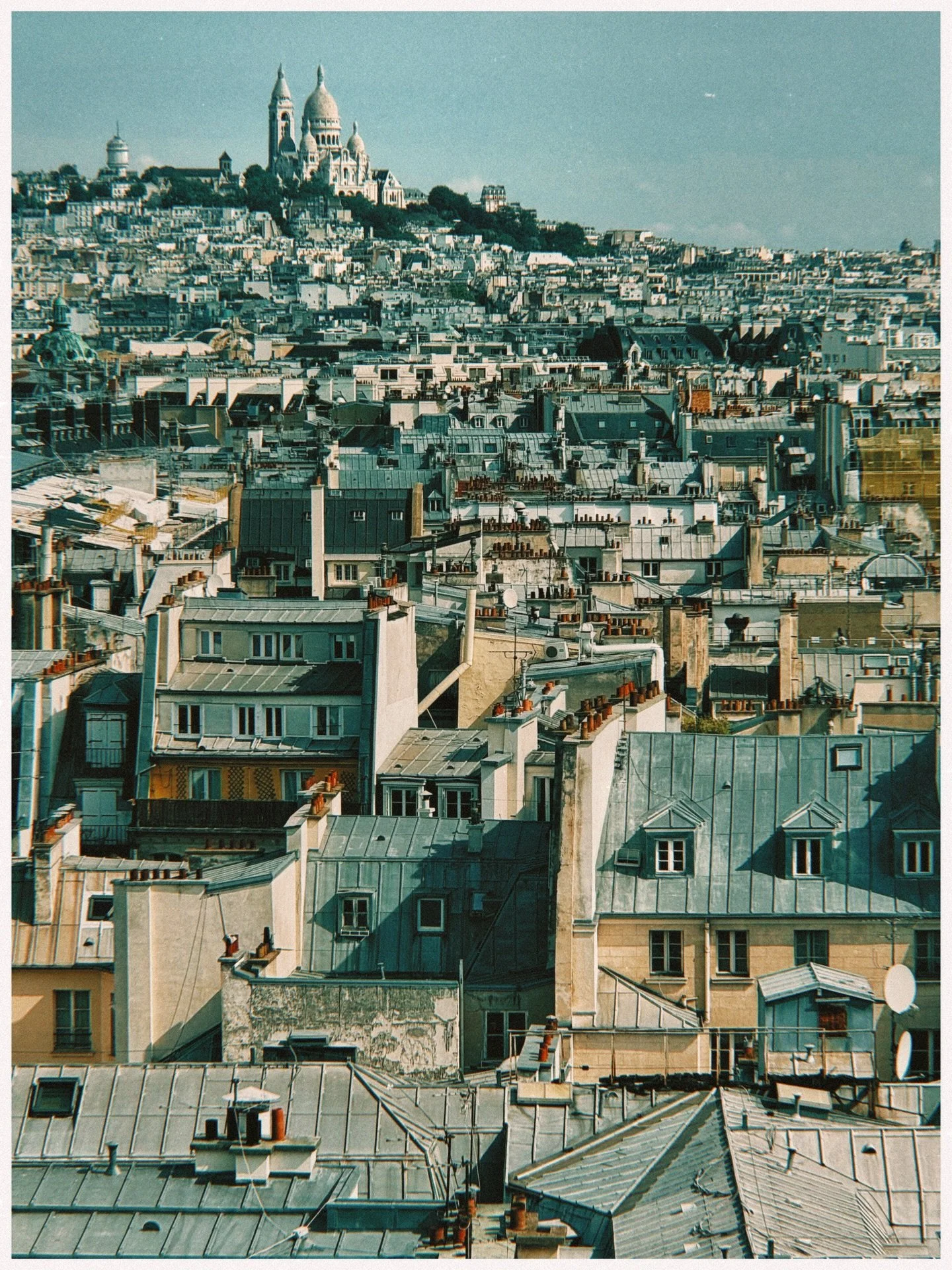 Tu restes sur Paname cet &eacute;t&eacute;?

#visitparis #parisjetaime #shotoniphone #parisienne #parisvibes  #seemyparis #streetphotography