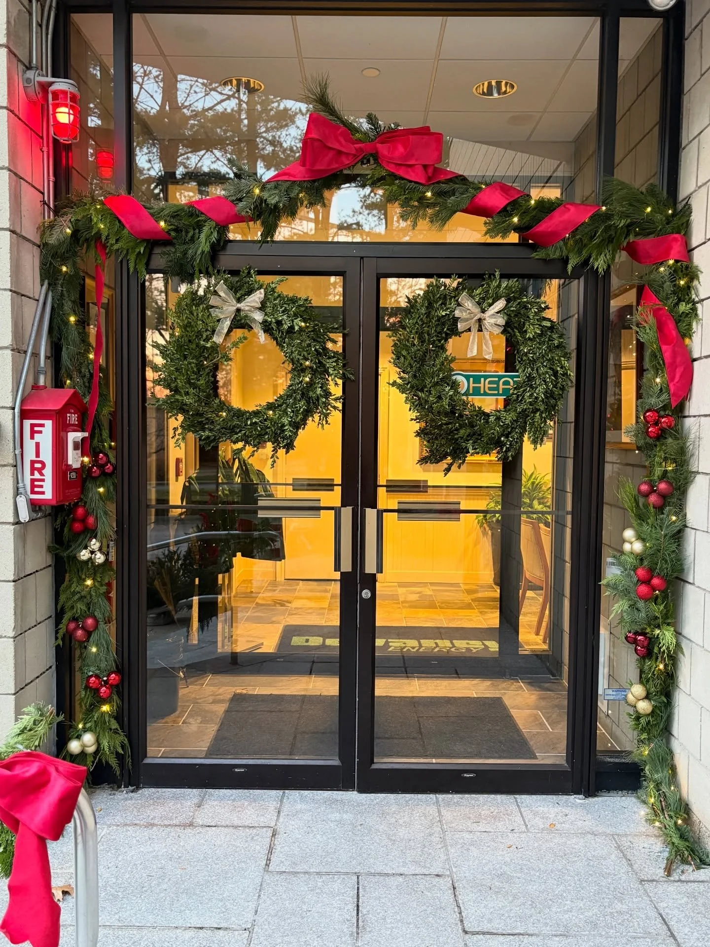 ☑️ Our biggest install of the year is finally complete! Thank you so much to Jimmy, Bob and the rest of the team at @devaneyenergy for entrusting me to make headquarters magical this holiday season. It was cold but boy did I have fun! #holidaydecor #
